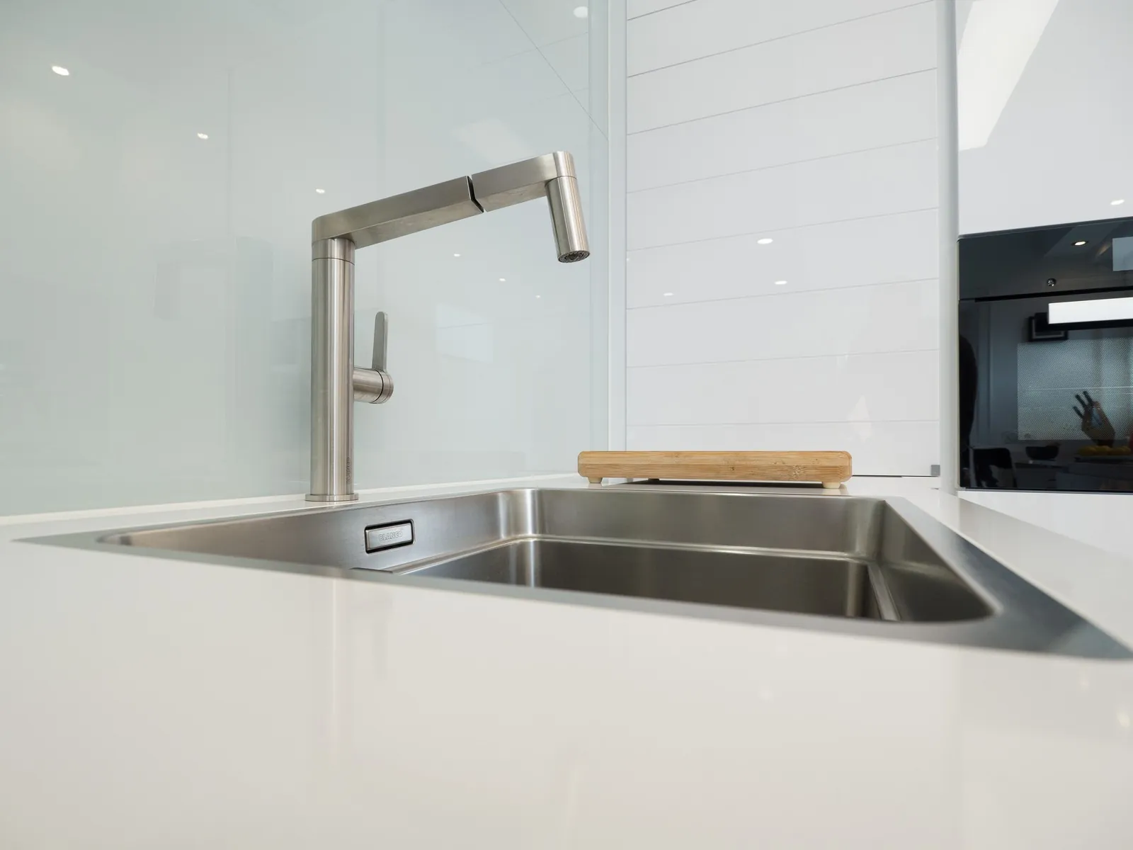Grifflose U-Küche – Polarweiß Hochglanz mit Silestone-Arbeitsplatte