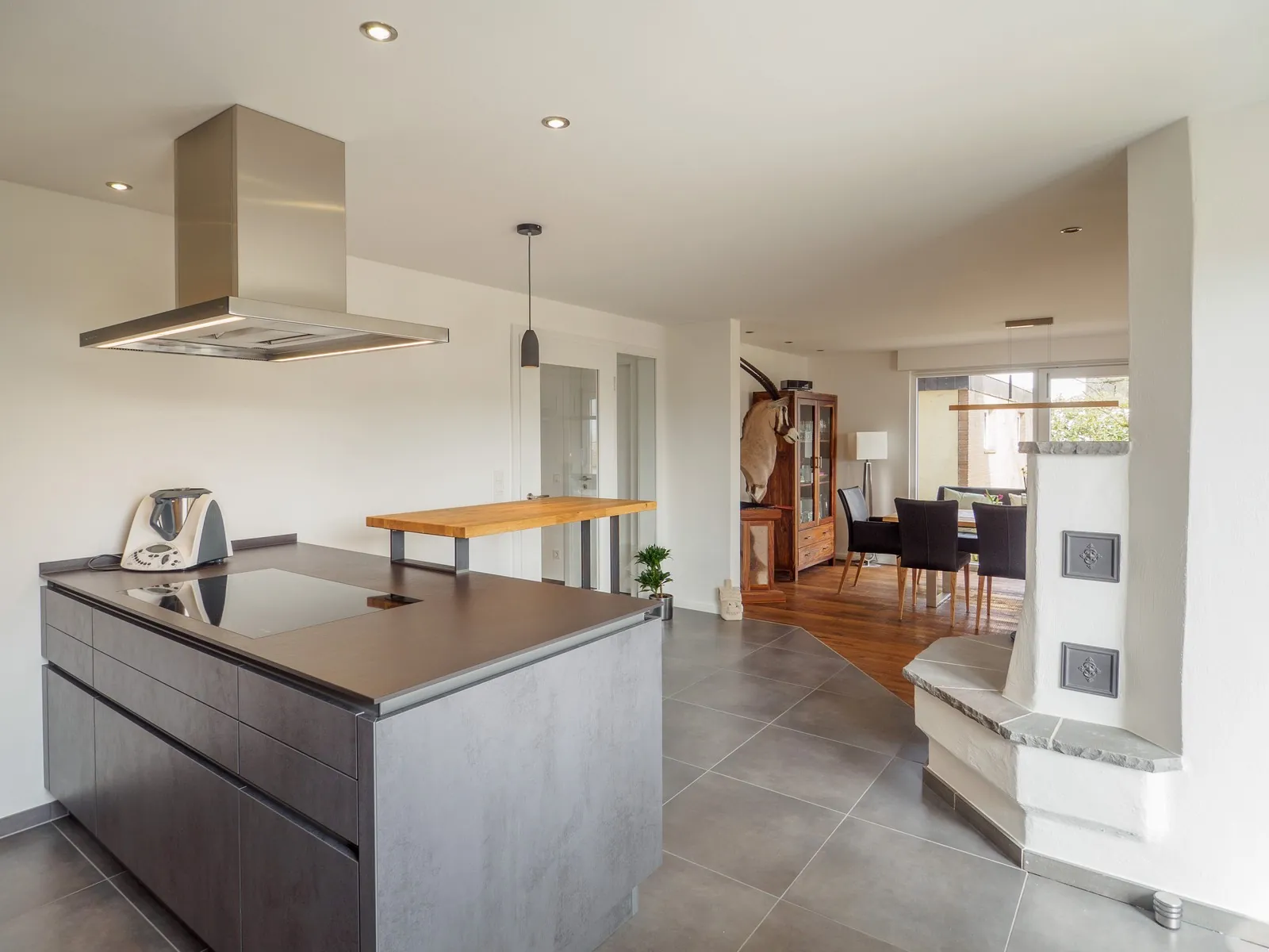 Grifflose Designküche mit Insel – Betonoptik mit Eiche und Dekton