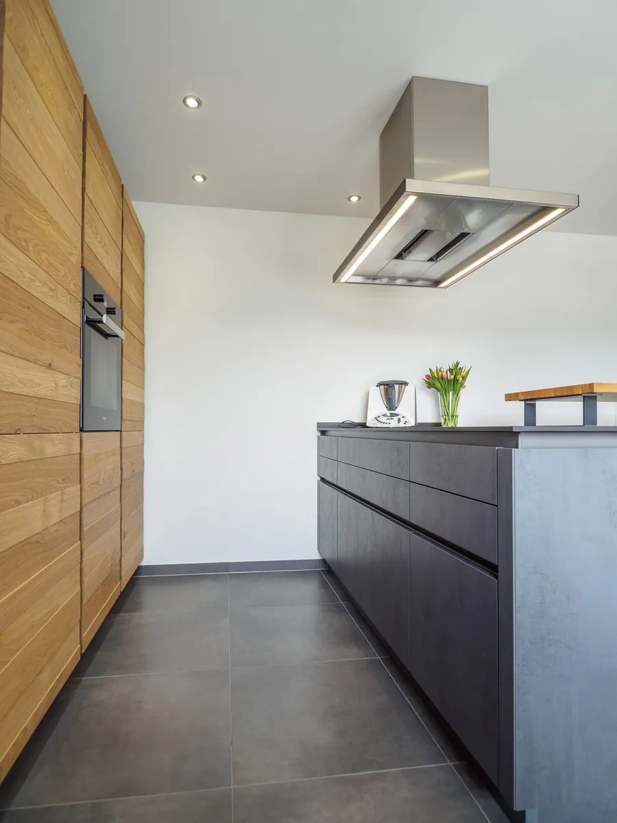 Grifflose Designküche mit Insel – Betonoptik mit Eiche und Dekton