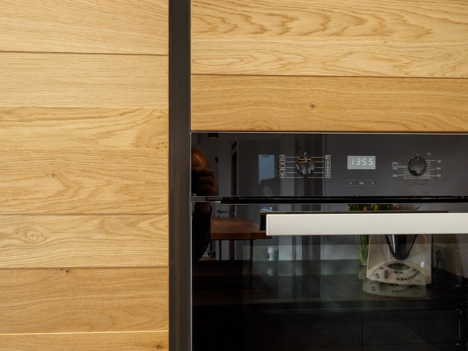 Grifflose Designküche mit Insel – Betonoptik mit Eiche und Dekton