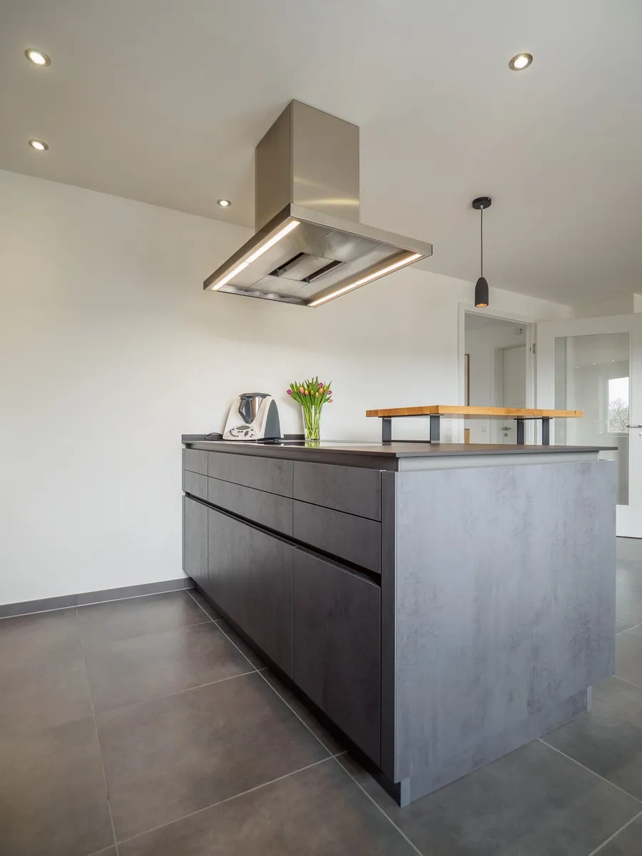 Grifflose Designküche mit Insel – Betonoptik mit Eiche und Dekton