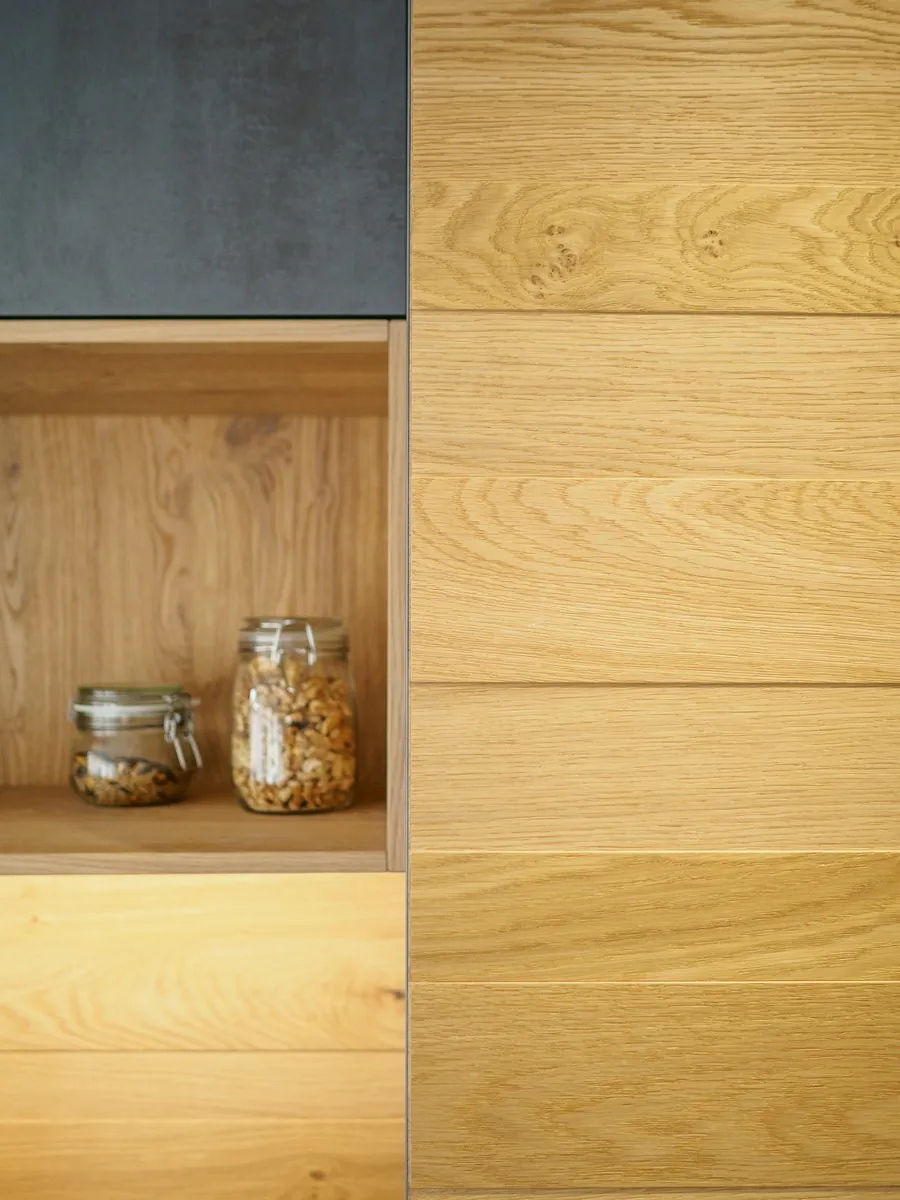 Grifflose Designküche mit Insel – Betonoptik mit Eiche und Dekton