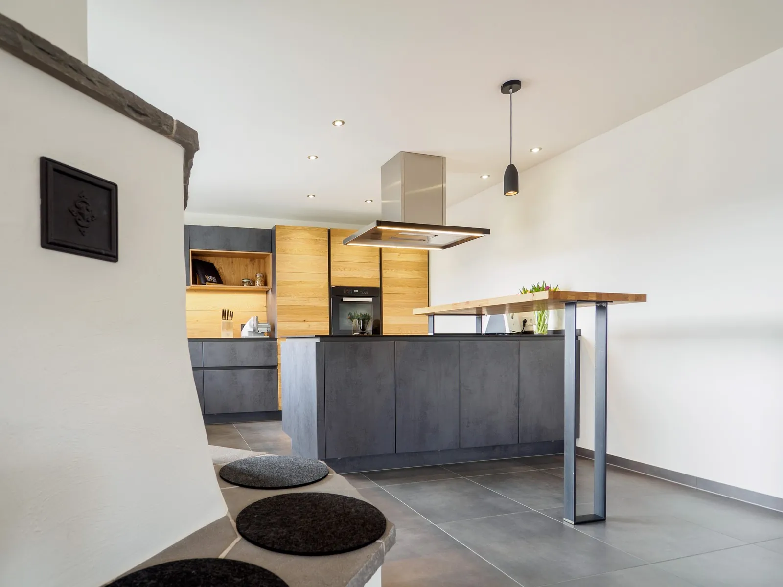 Grifflose Designküche mit Insel – Betonoptik mit Eiche und Dekton