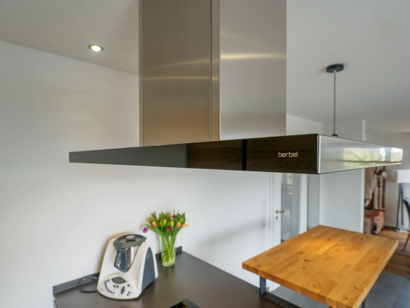 Grifflose Designküche mit Insel – Betonoptik mit Eiche und Dekton