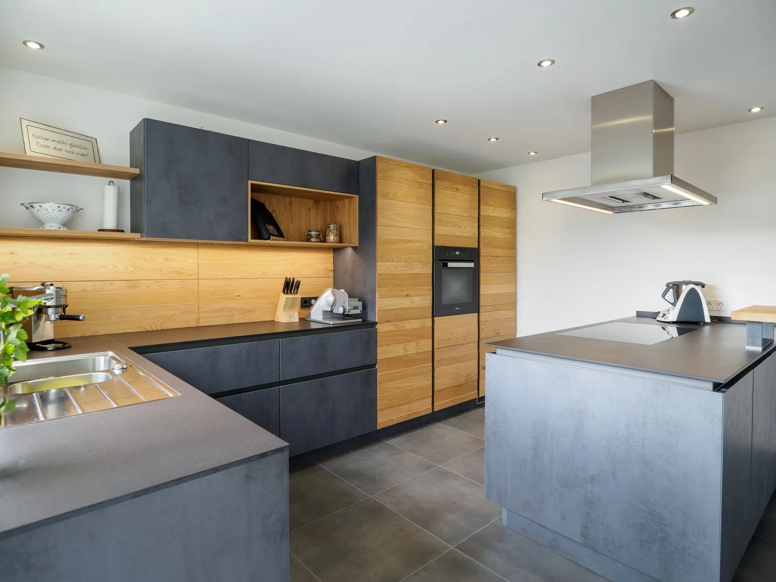 Grifflose Designküche mit Insel – Betonoptik mit Eiche und Dekton