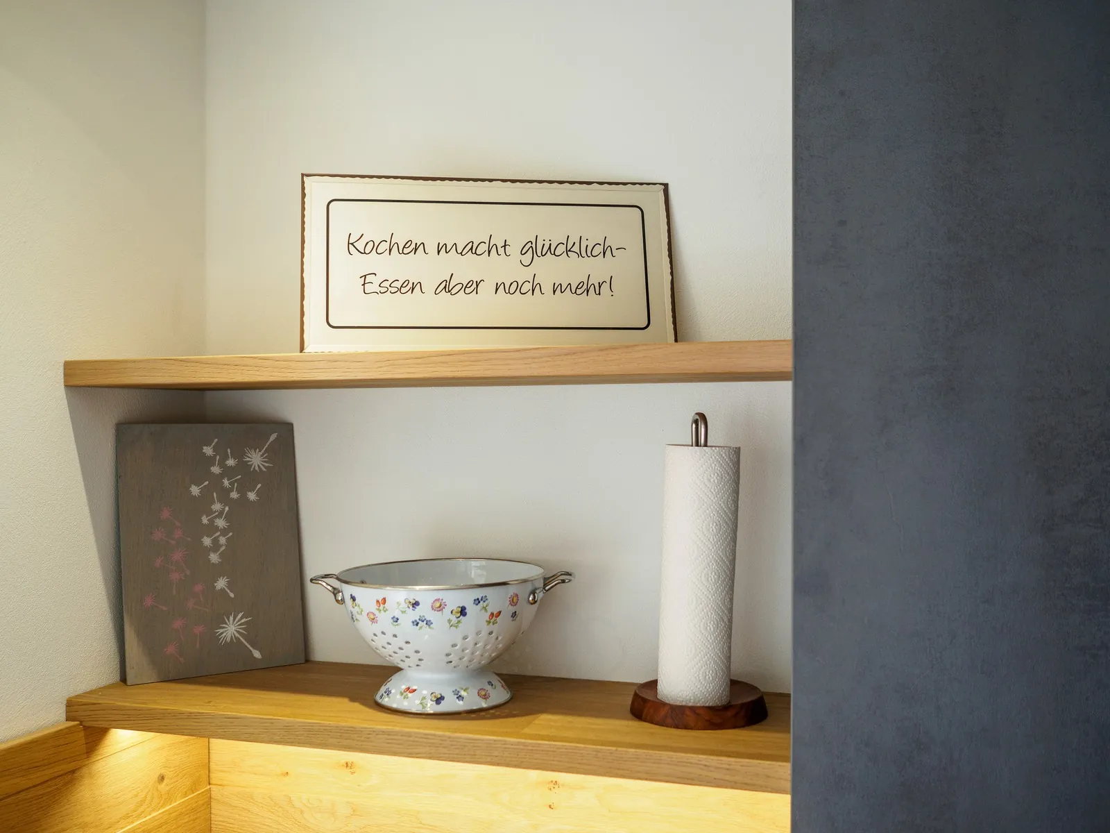 Grifflose Designküche mit Insel – Betonoptik mit Eiche und Dekton