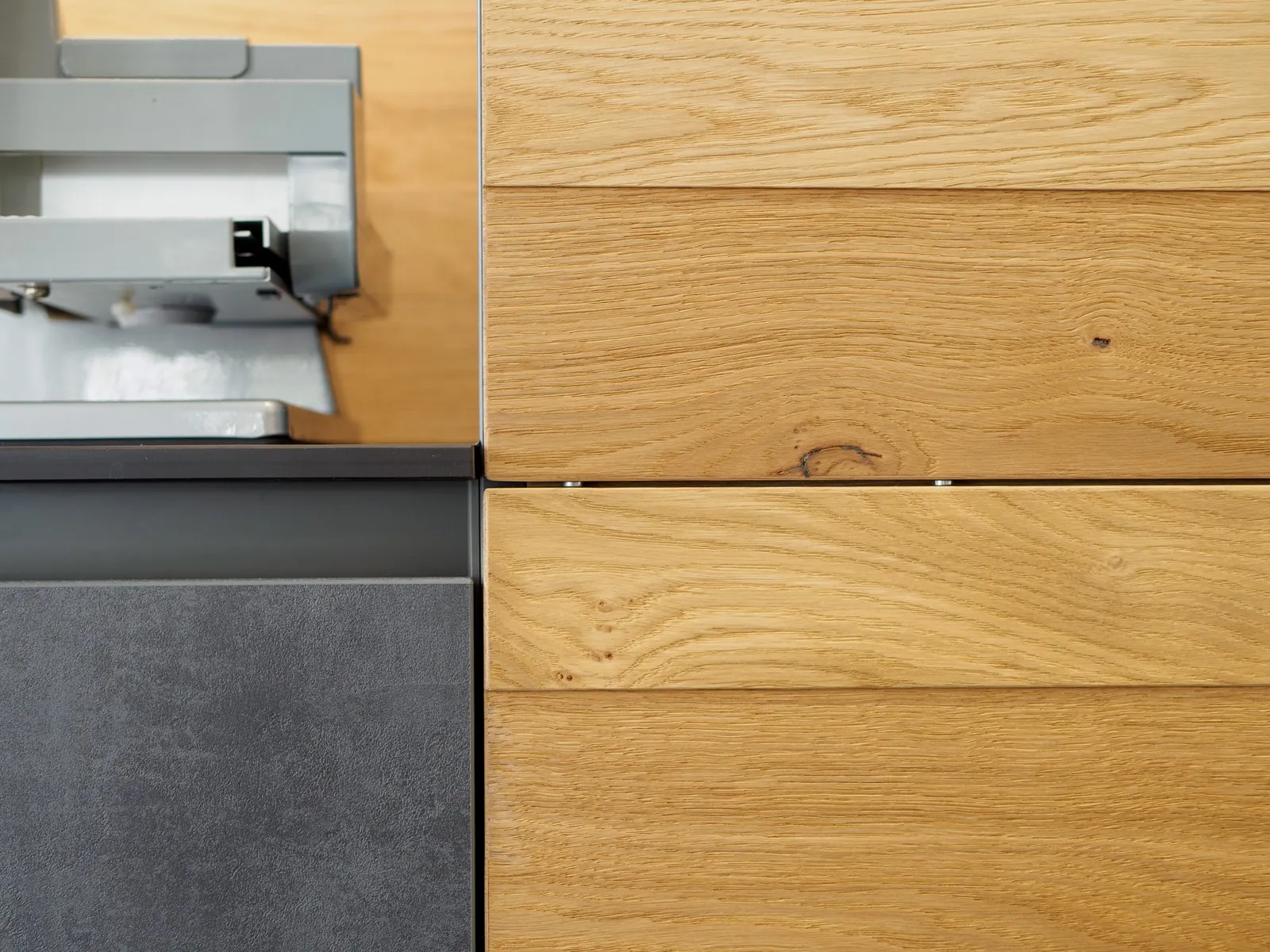 Grifflose Designküche mit Insel – Betonoptik mit Eiche und Dekton