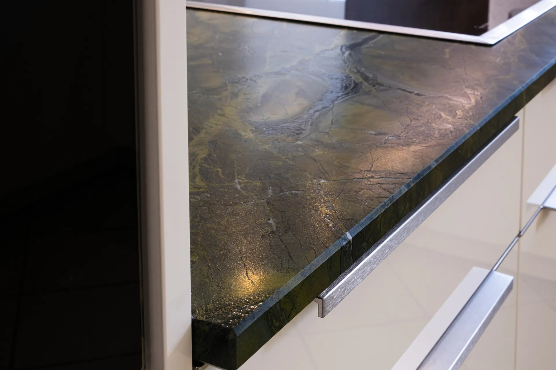 Designküche in U-Form – Naturstein und Holz mit NEFF Geräten