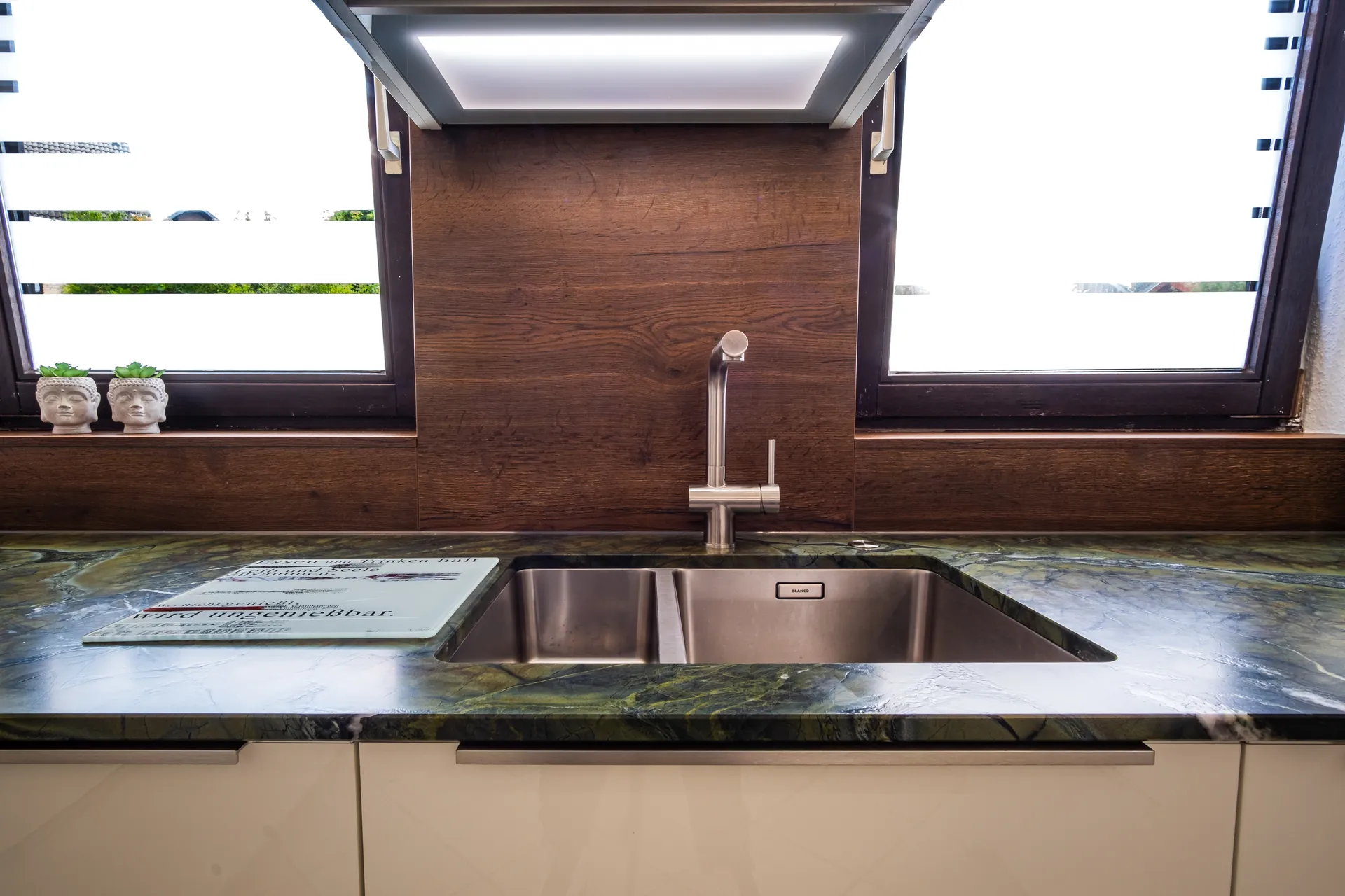 Designküche in U-Form – Naturstein und Holz mit NEFF Geräten