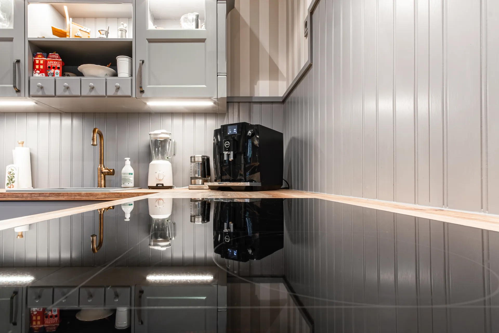 Landhausküche in U-Form – Schreinerküche aus Holz mit Bora und Miele