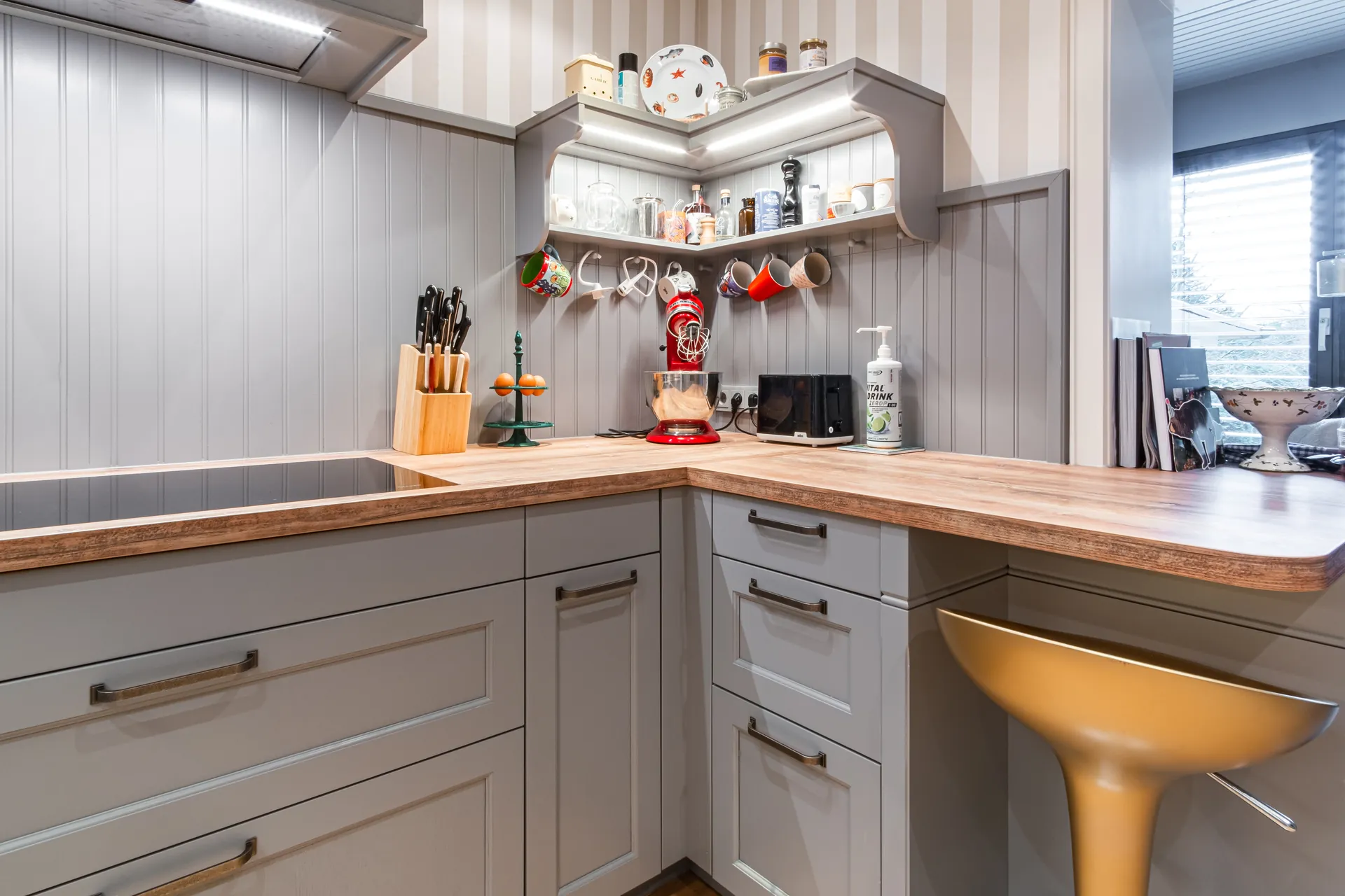 Landhausküche in U-Form – Schreinerküche aus Holz mit Bora und Miele