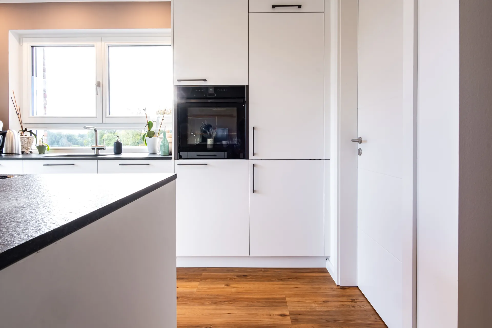 Designküche mit Insel – Naturstein-Küche mit Blanco und Nero