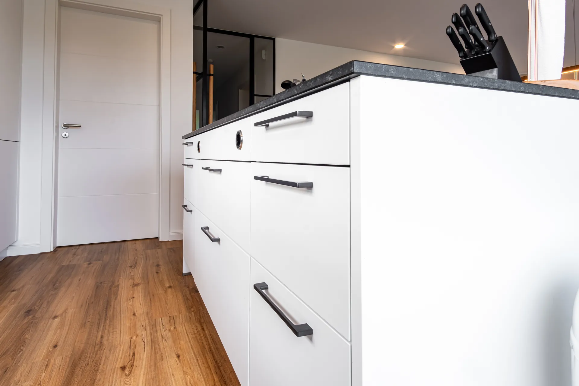Designküche mit Insel – Naturstein-Küche mit Blanco und Nero