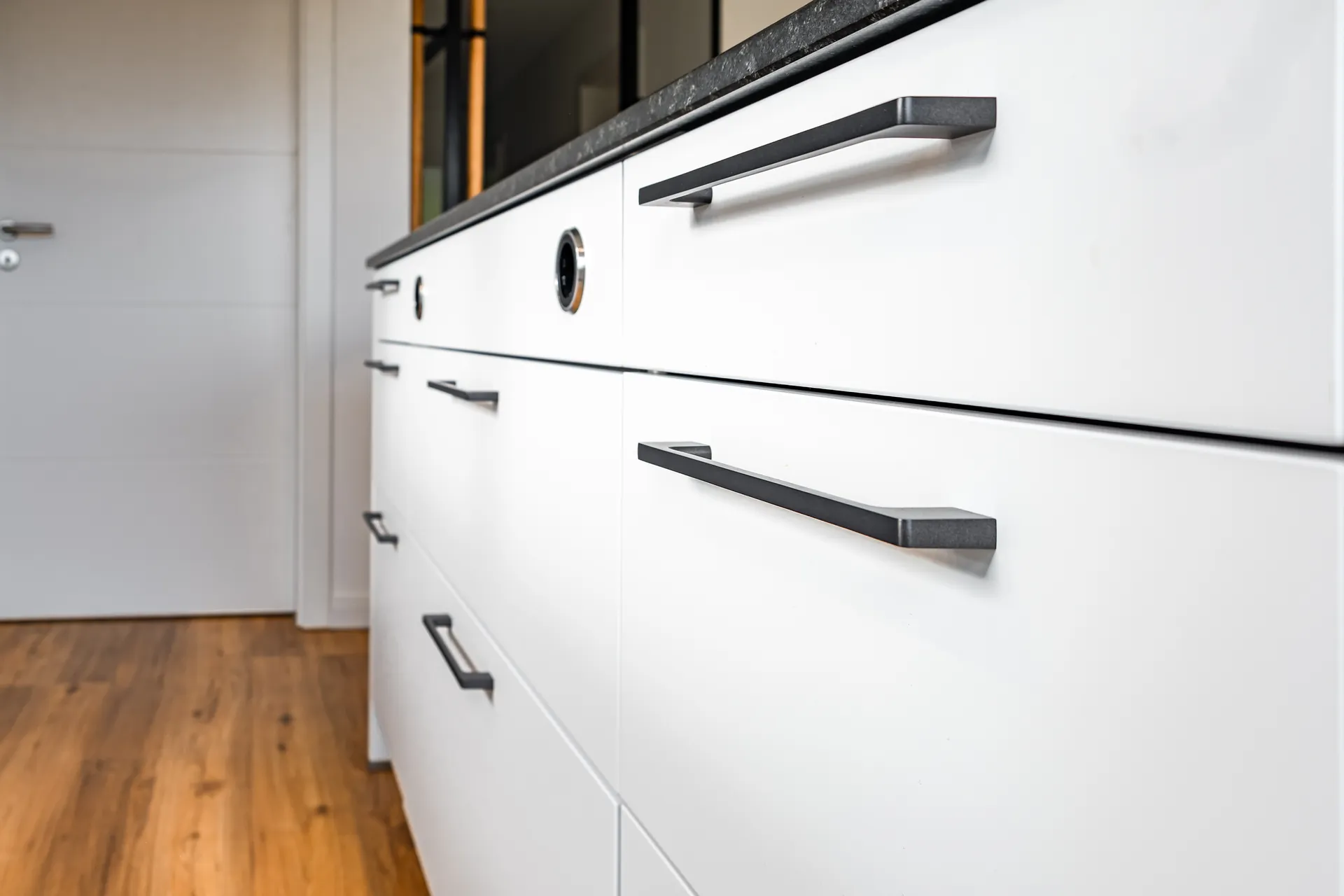 Designküche mit Insel – Naturstein-Küche mit Blanco und Nero