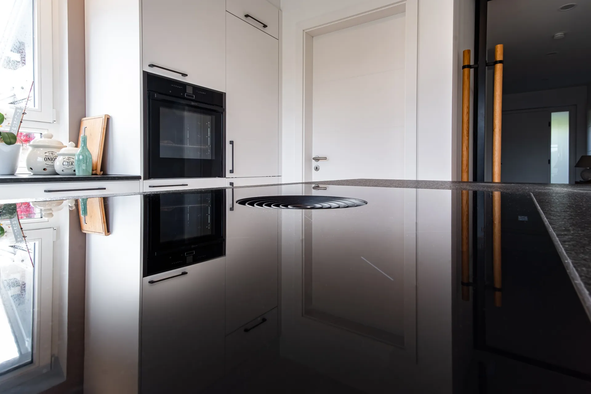 Designküche mit Insel – Naturstein-Küche mit Blanco und Nero