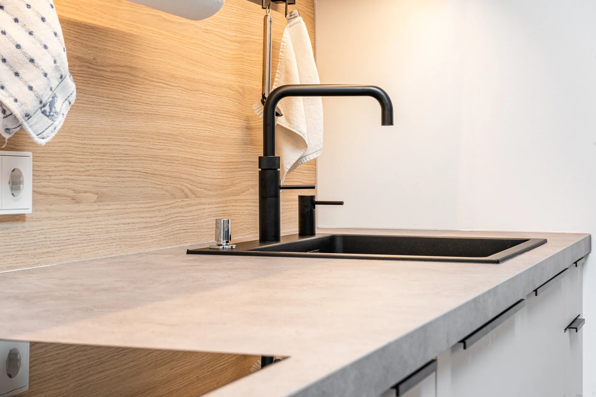 Designküche – Zweizeilige Küche mit Keramik und Holz