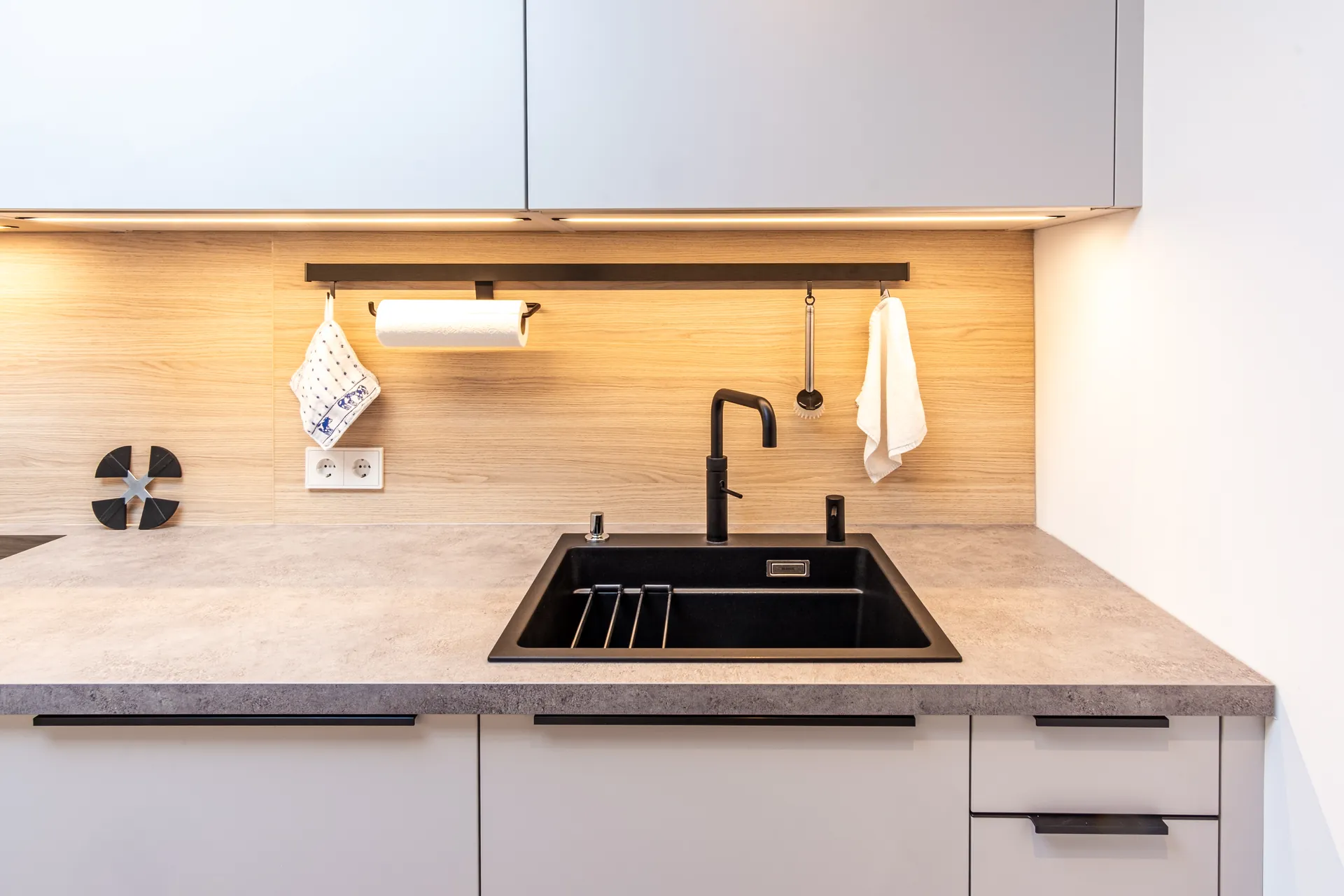 Designküche – Zweizeilige Küche mit Keramik und Holz