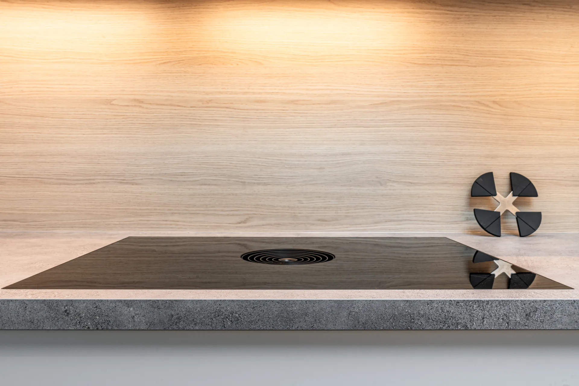 Designküche – Zweizeilige Küche mit Keramik und Holz