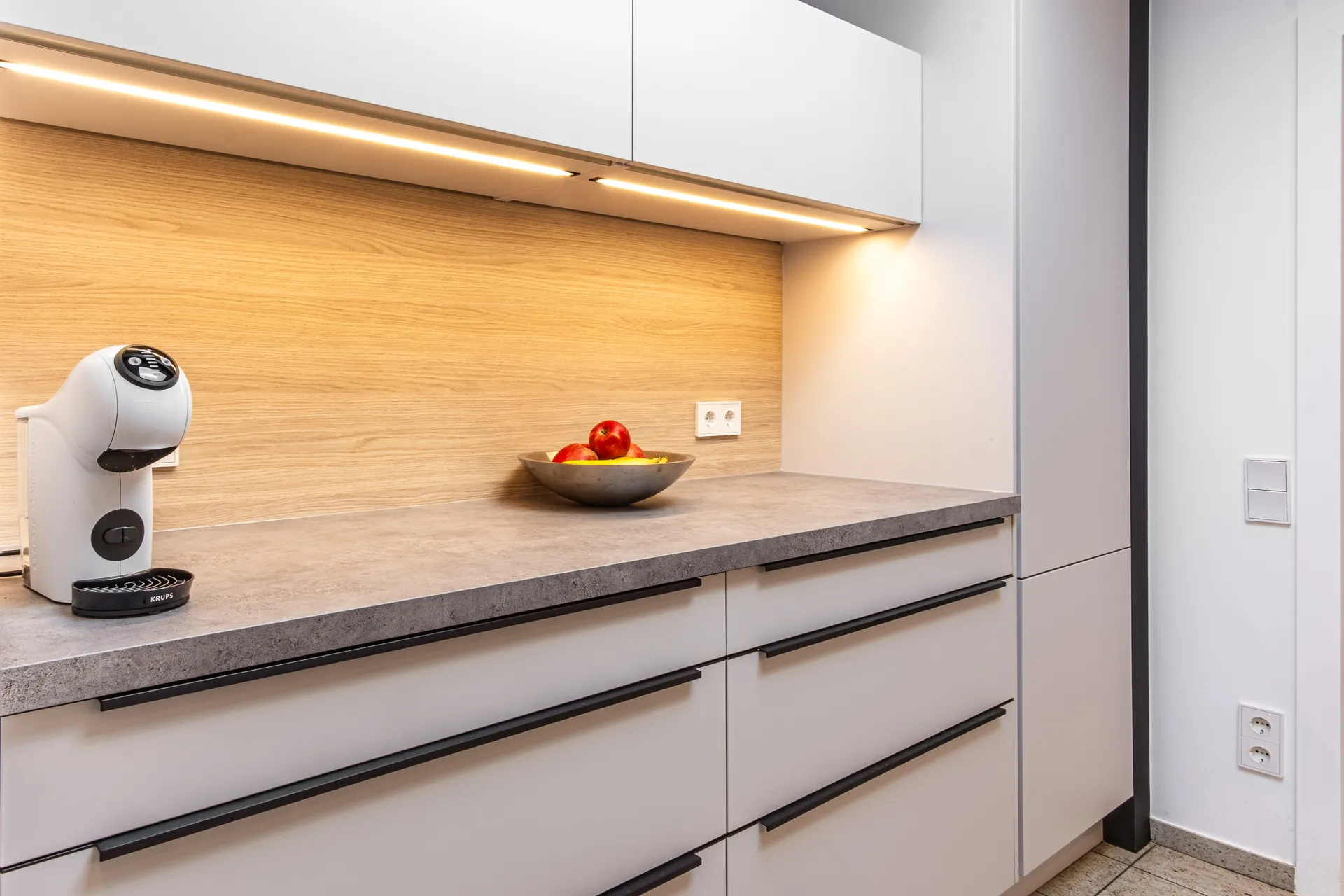 Designküche – Zweizeilige Küche mit Keramik und Holz