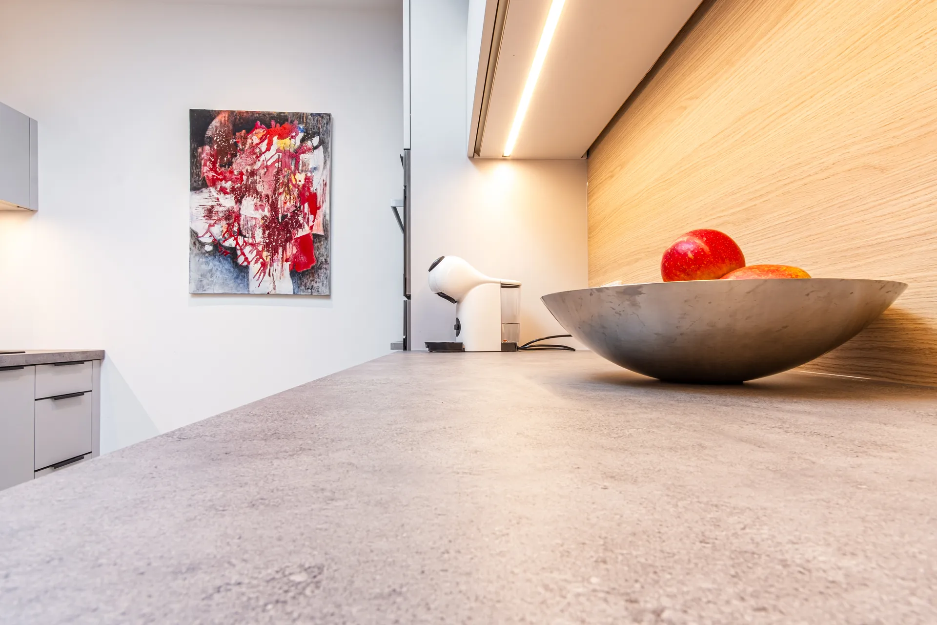 Designküche – Zweizeilige Küche mit Keramik und Holz