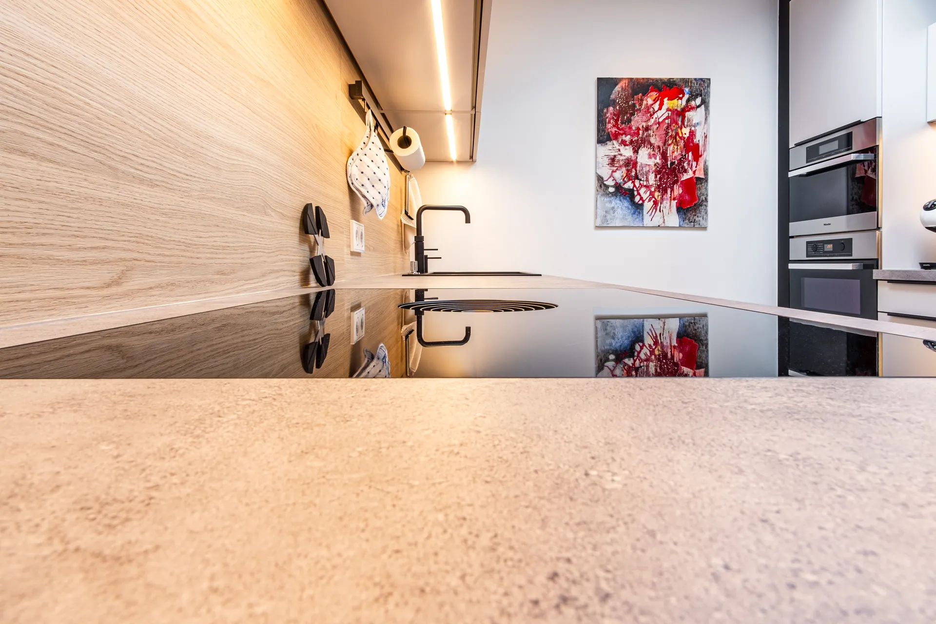 Designküche – Zweizeilige Küche mit Keramik und Holz