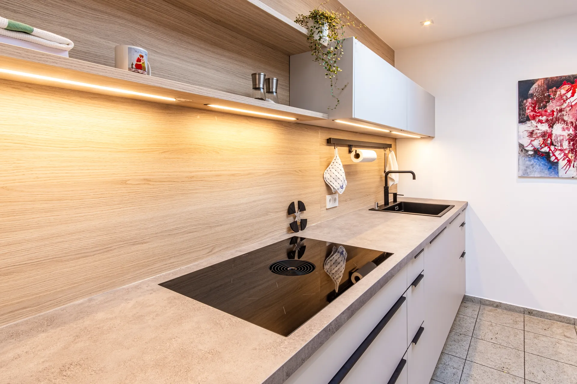 Designküche – Zweizeilige Küche mit Keramik und Holz