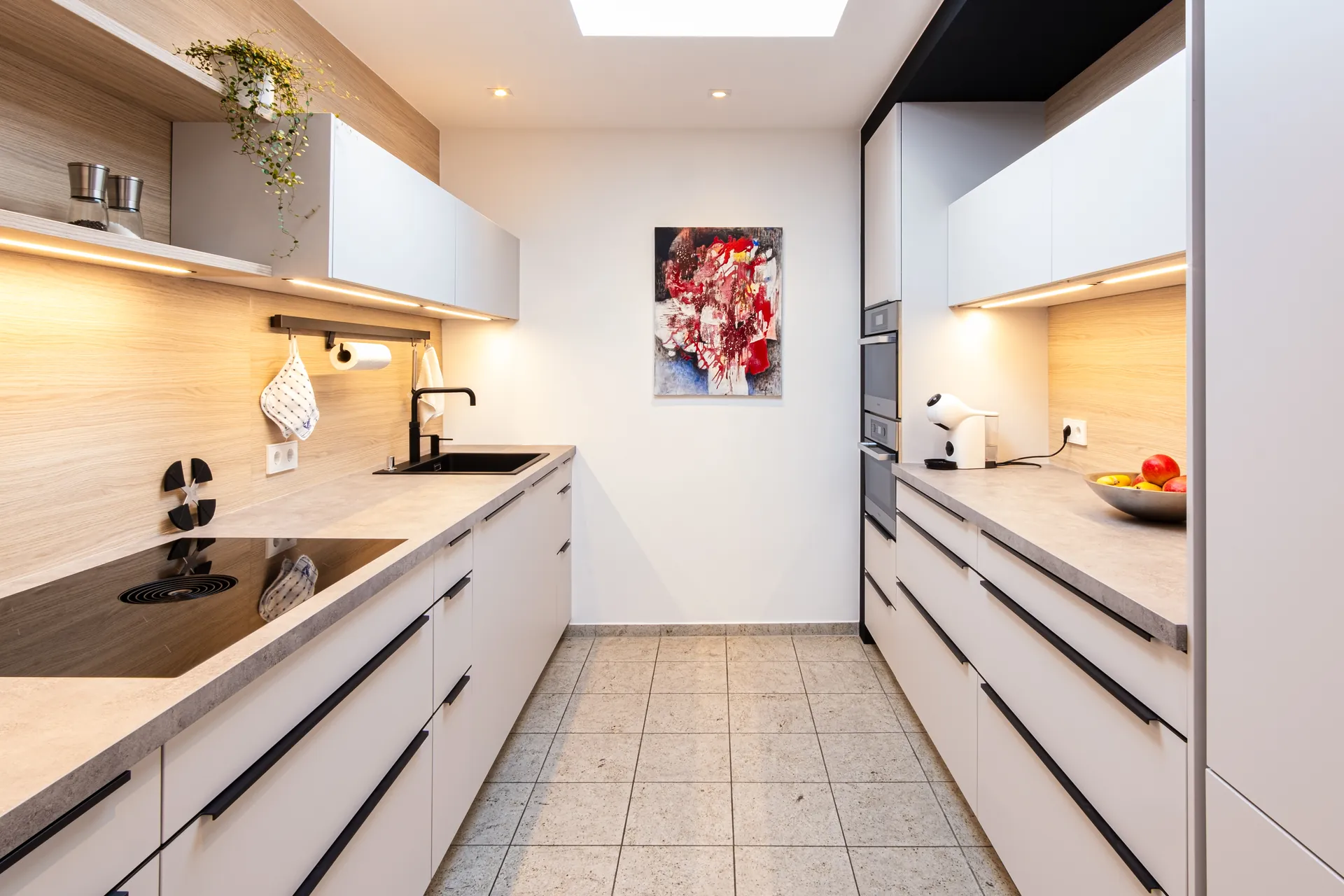 Designküche – Zweizeilige Küche mit Keramik und Holz