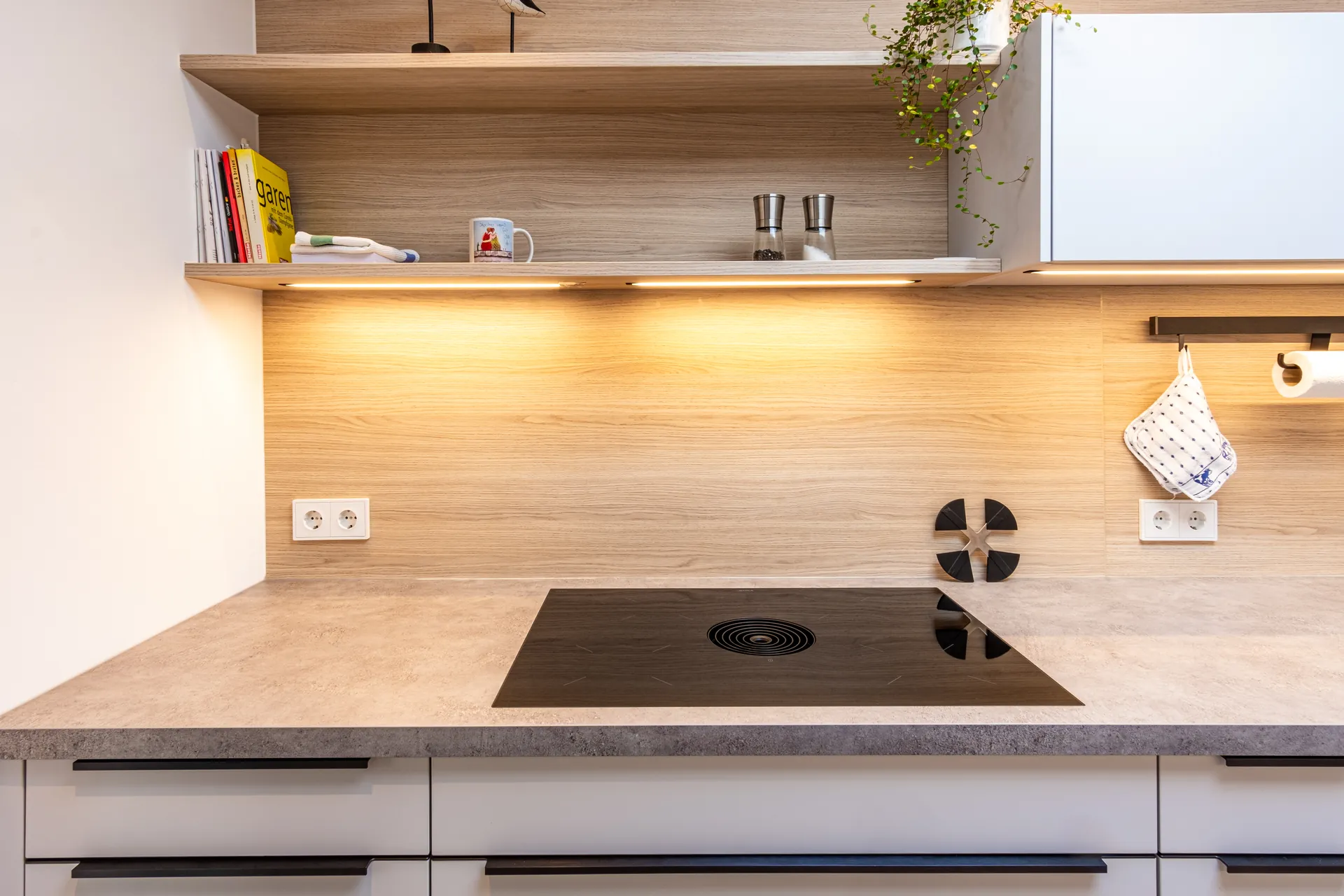 Designküche – Zweizeilige Küche mit Keramik und Holz