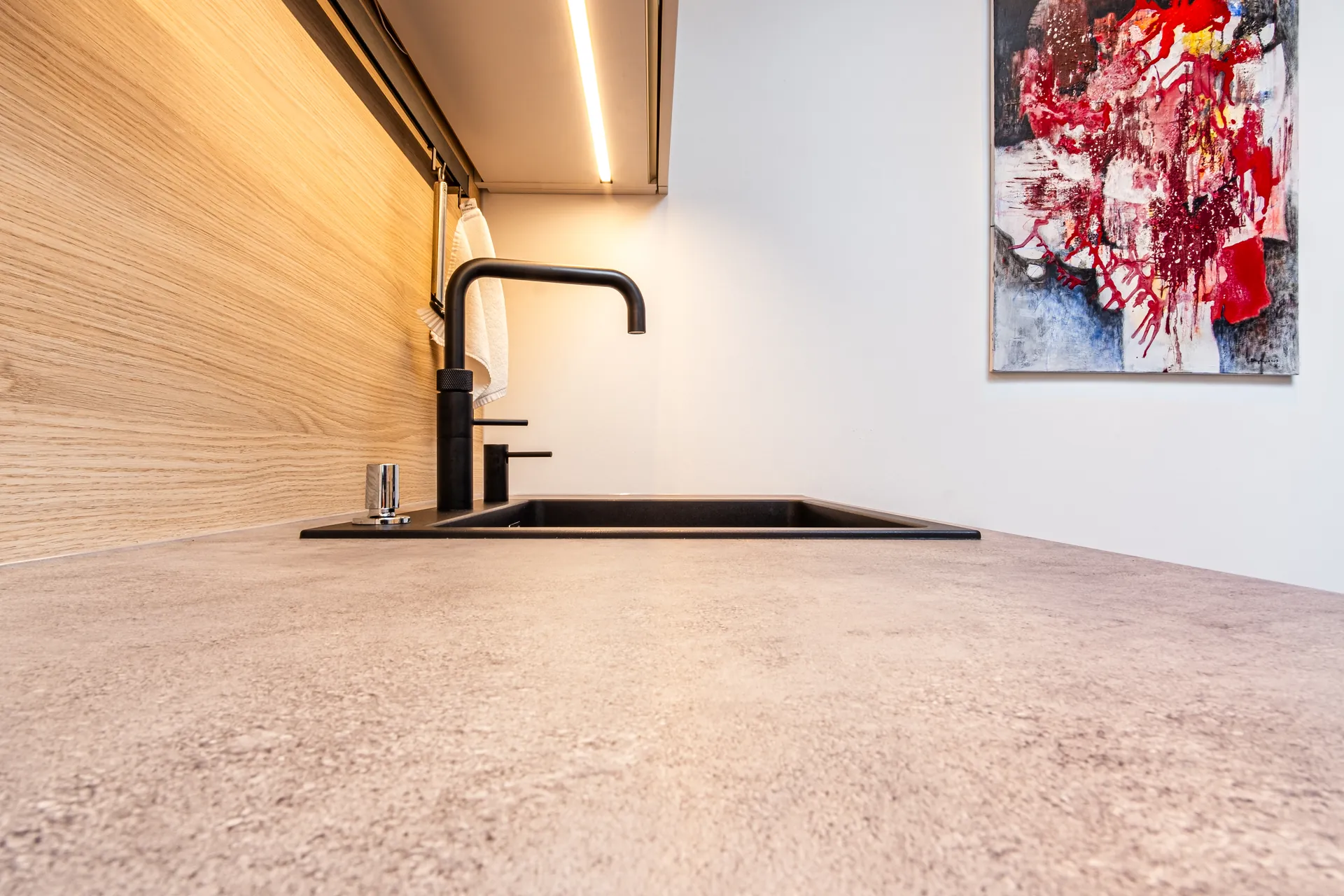 Designküche – Zweizeilige Küche mit Keramik und Holz
