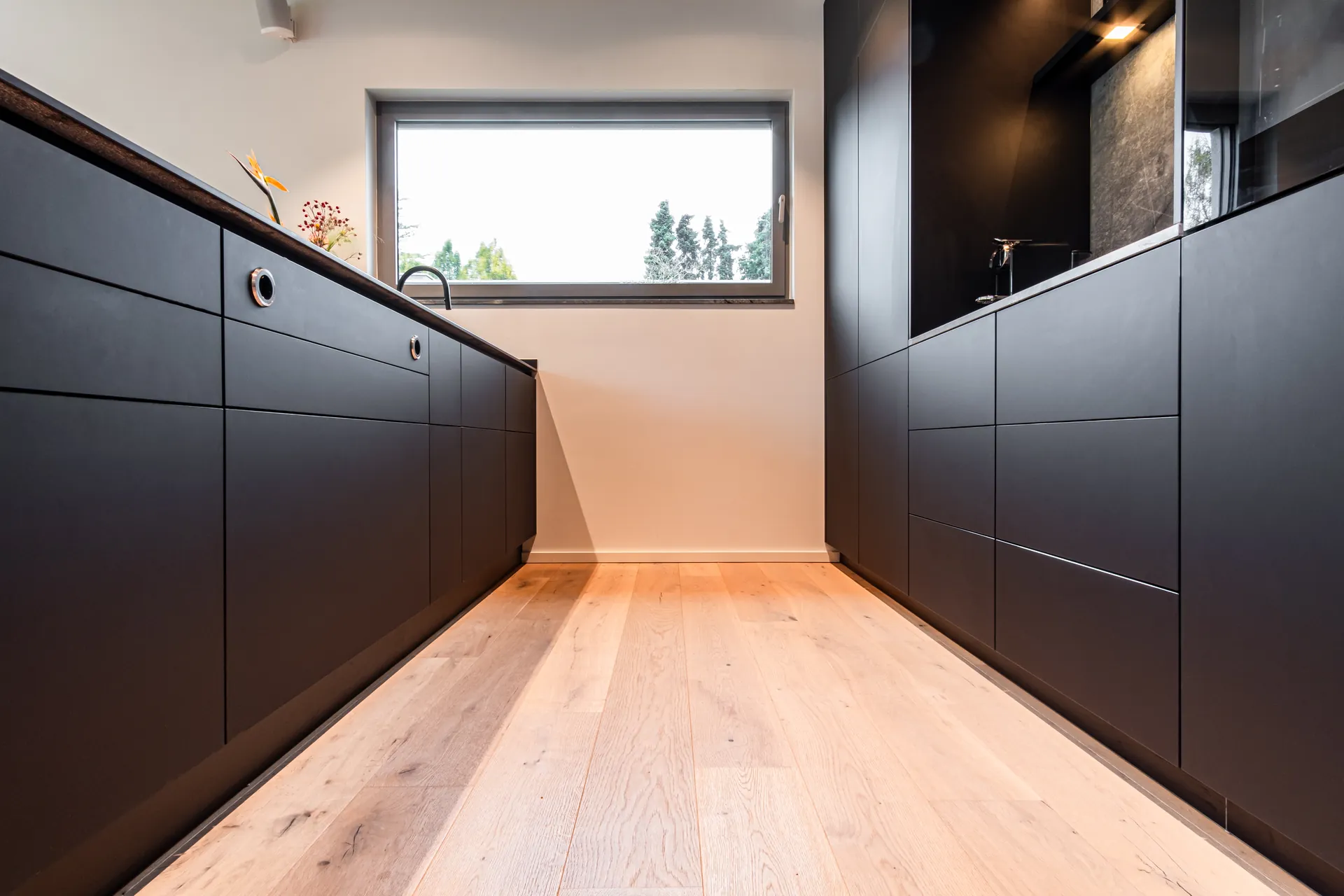 Designküche mit Kochinsel – Schreinerküche mit Holz, Keramik und Naturstein