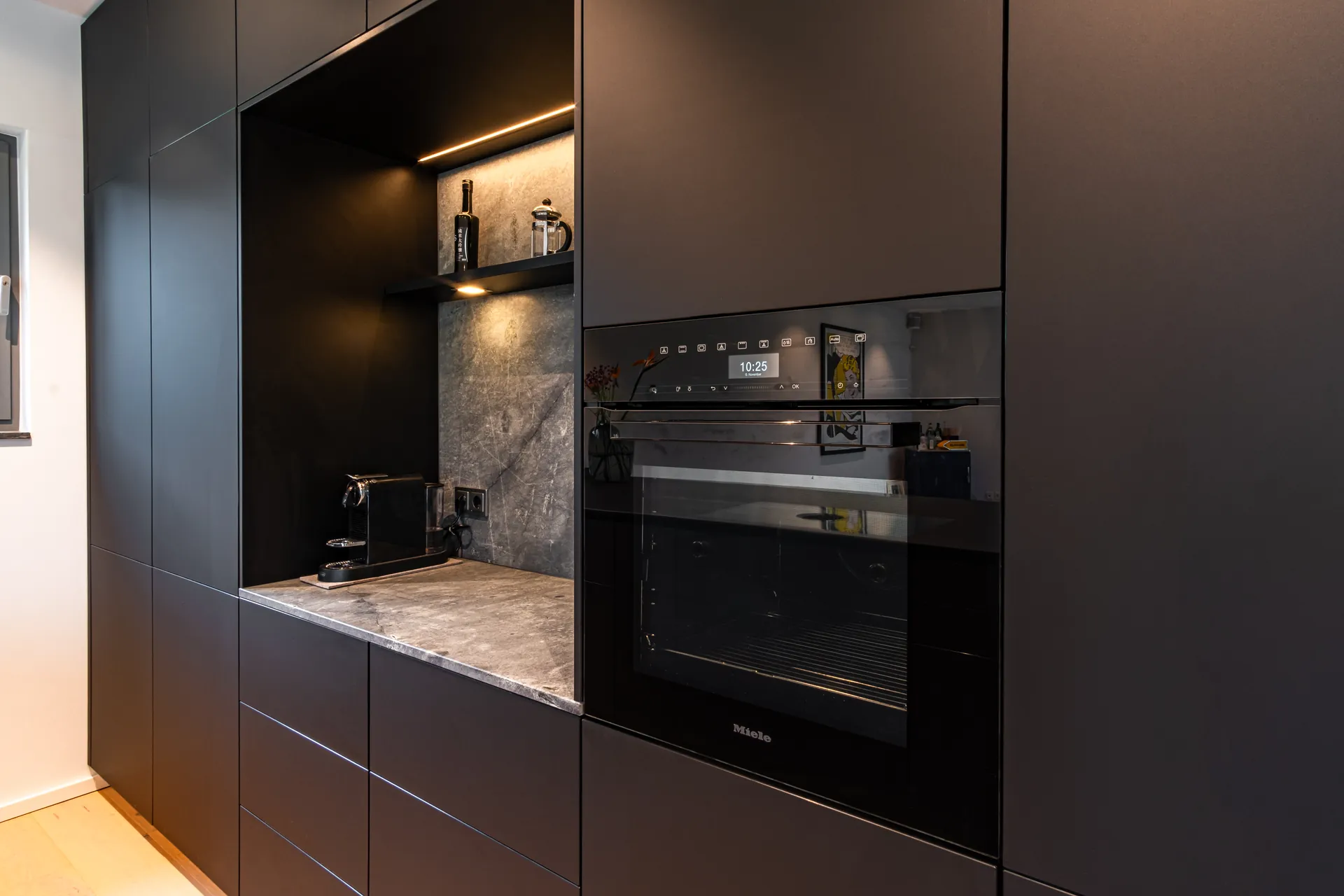 Designküche mit Kochinsel – Schreinerküche mit Holz, Keramik und Naturstein