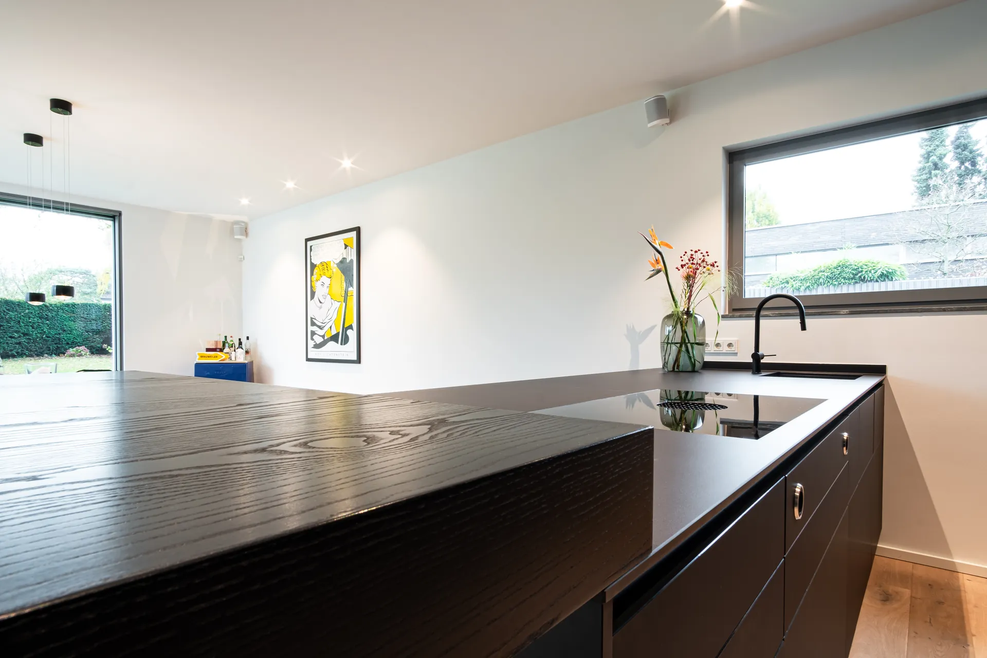 Designküche mit Kochinsel – Schreinerküche mit Holz, Keramik und Naturstein
