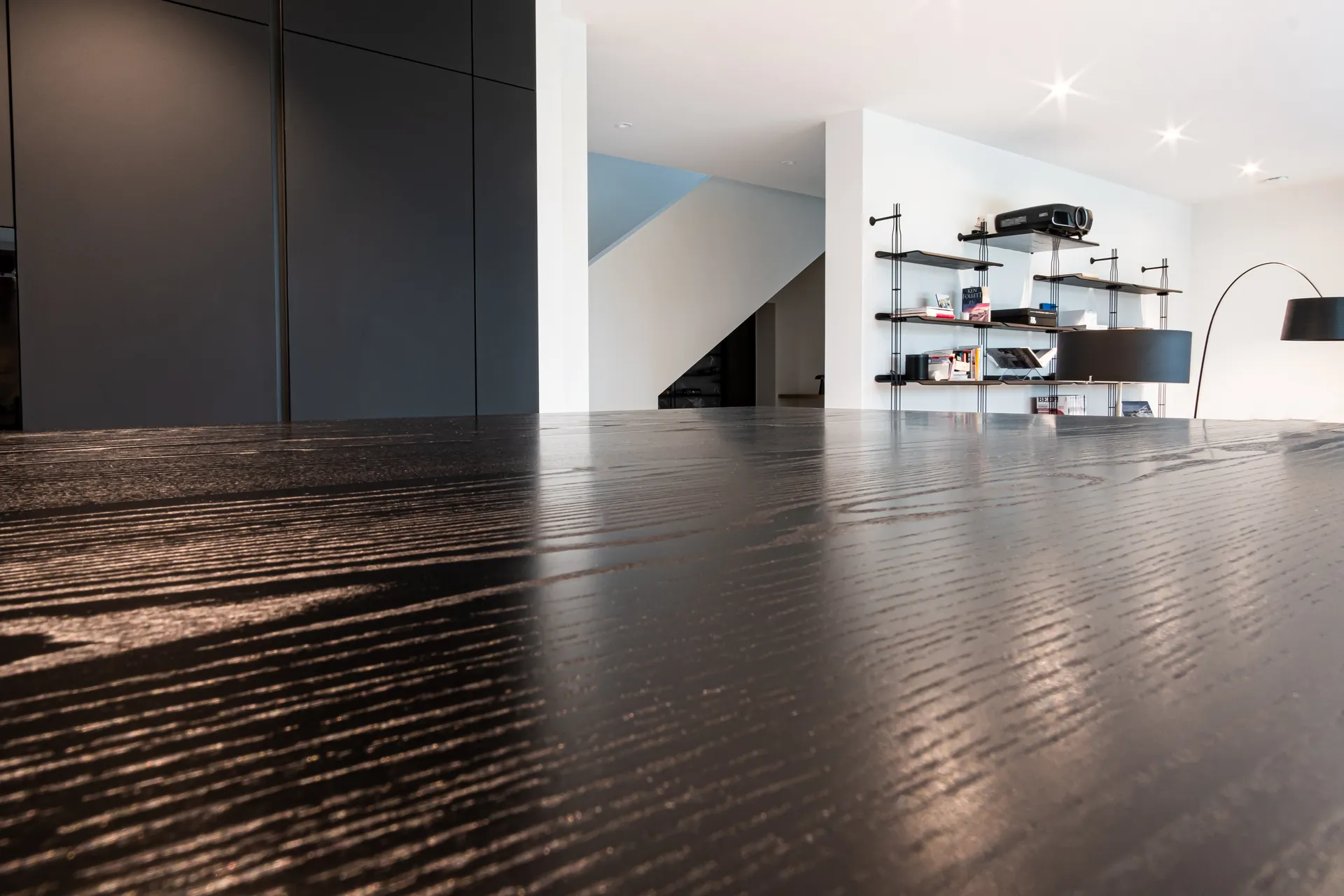 Designküche mit Kochinsel – Schreinerküche mit Holz, Keramik und Naturstein
