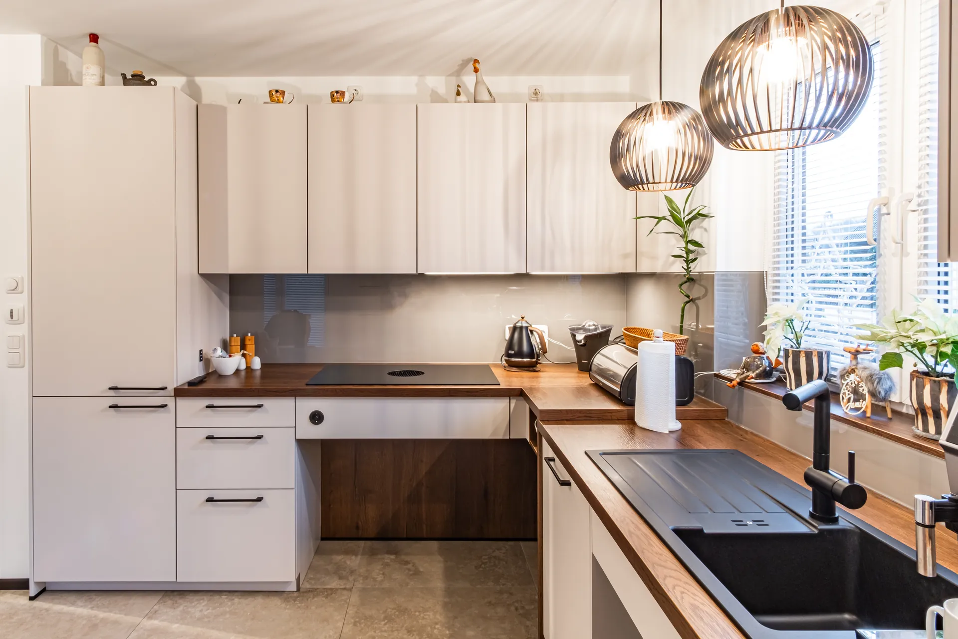 Designküche in U-Form – Holz, Glas und Keramik mit Bora