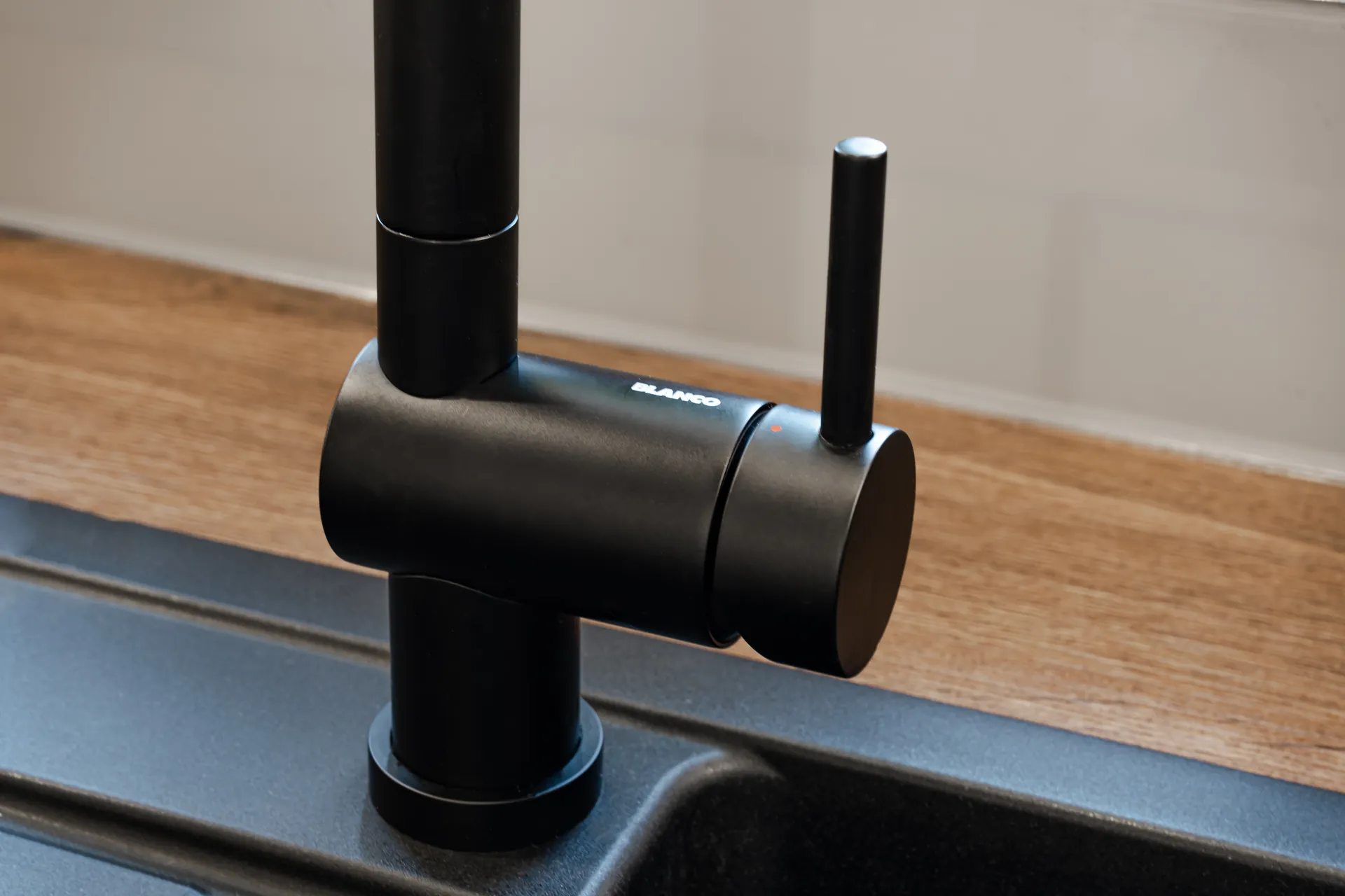 Designküche in U-Form – Holz, Glas und Keramik mit Bora