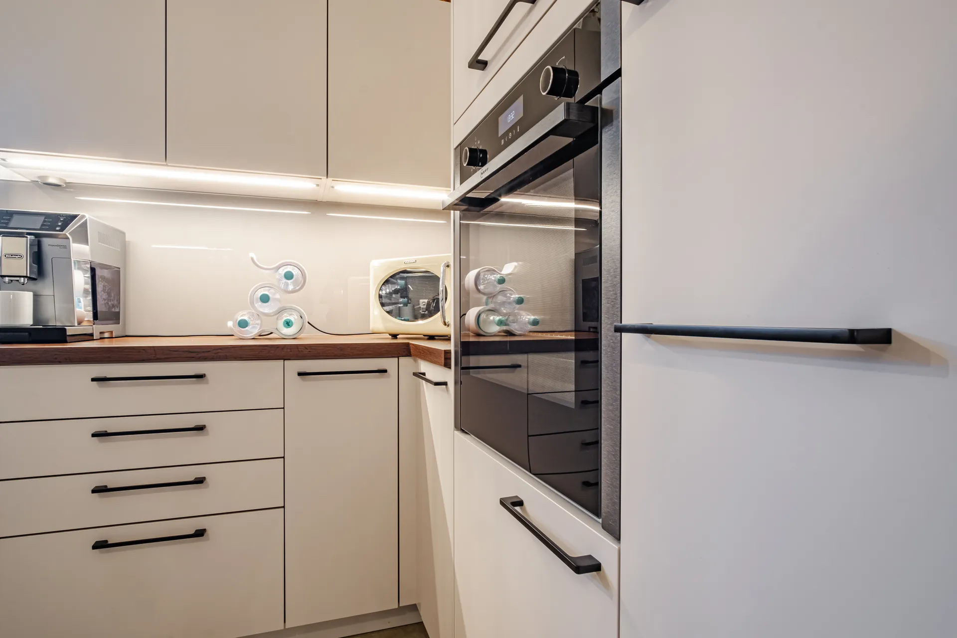 Designküche in U-Form – Holz, Glas und Keramik mit Bora