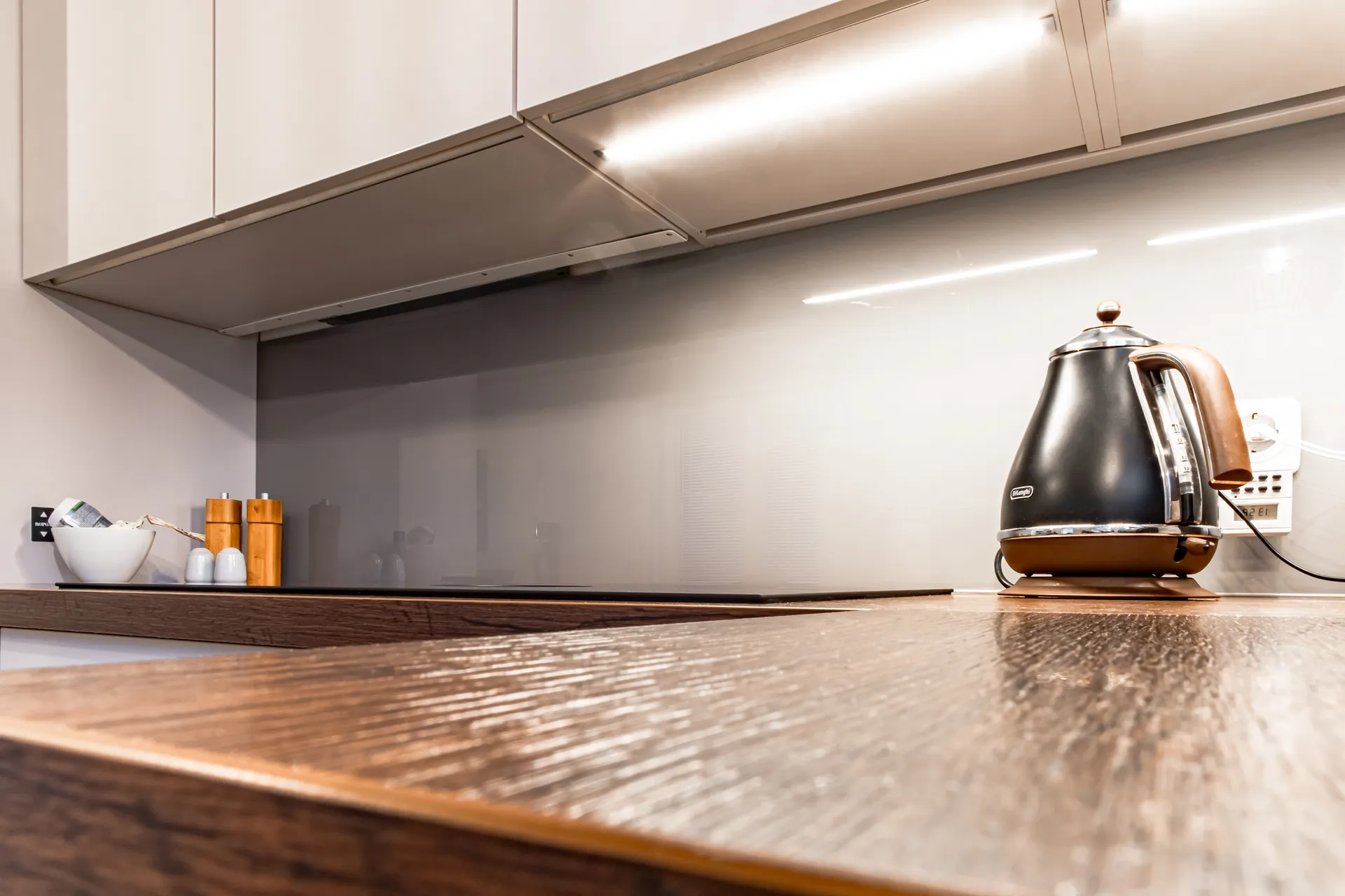 Designküche in U-Form – Holz, Glas und Keramik mit Bora