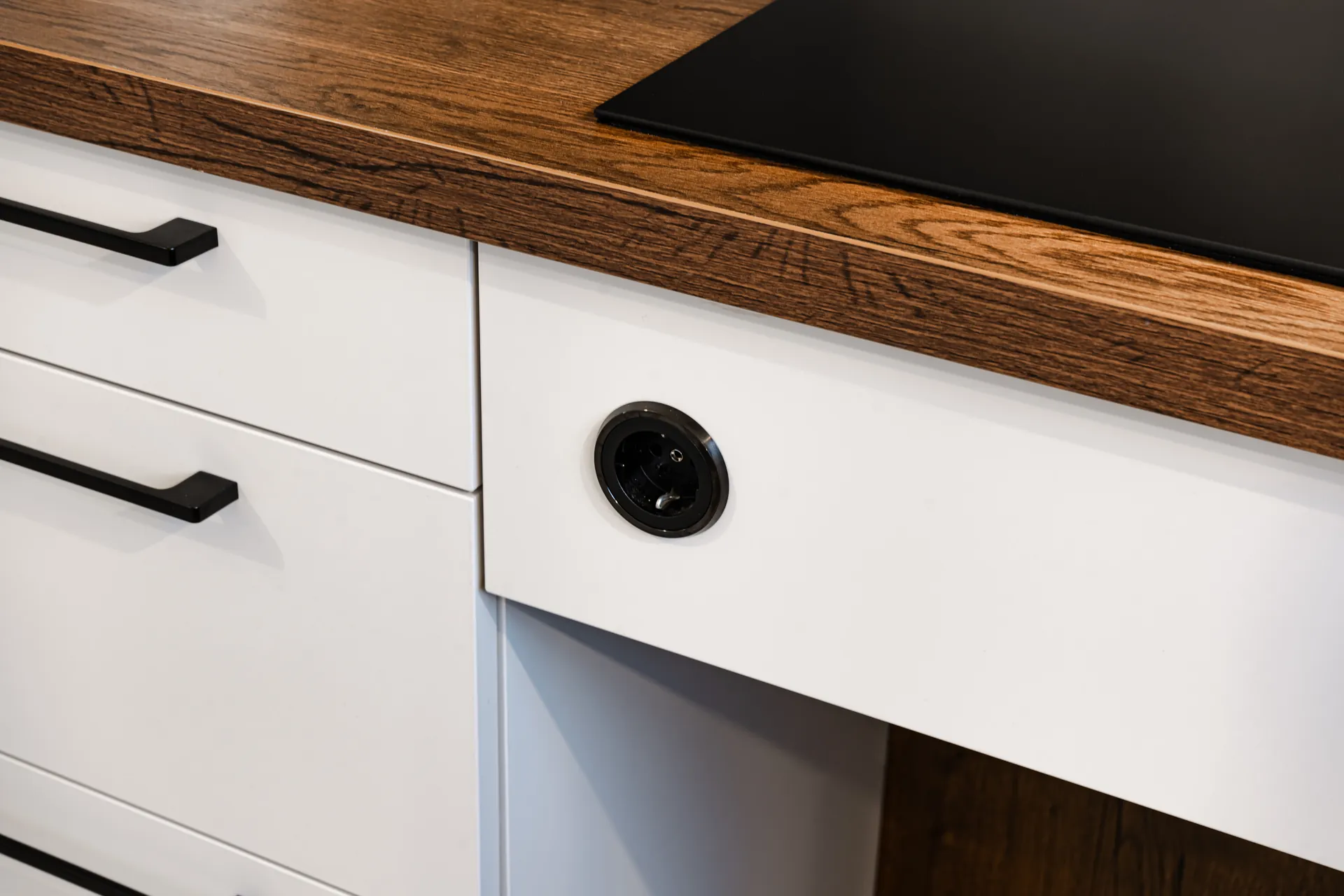 Designküche in U-Form – Holz, Glas und Keramik mit Bora
