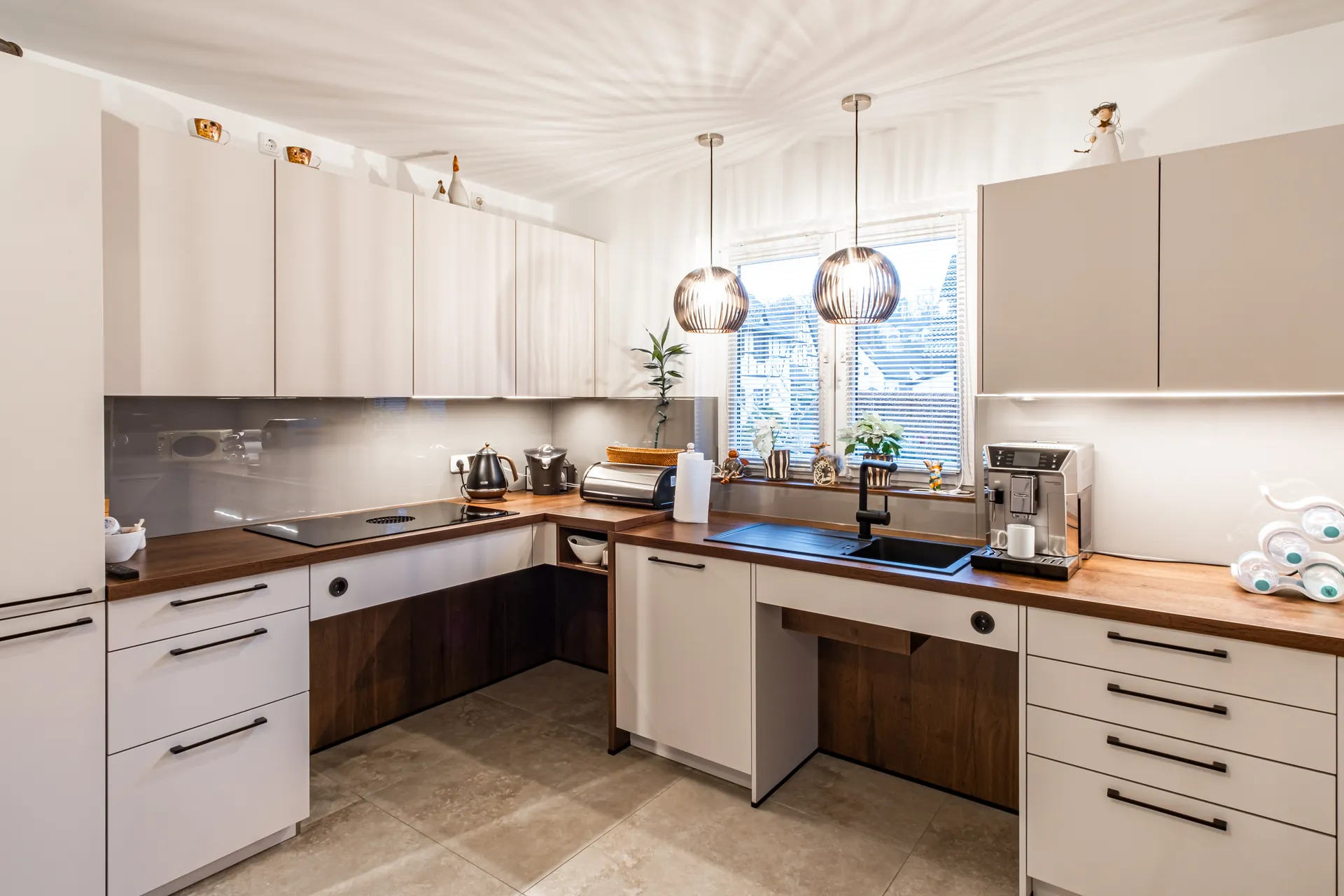 Designküche in U-Form – Holz, Glas und Keramik mit Bora