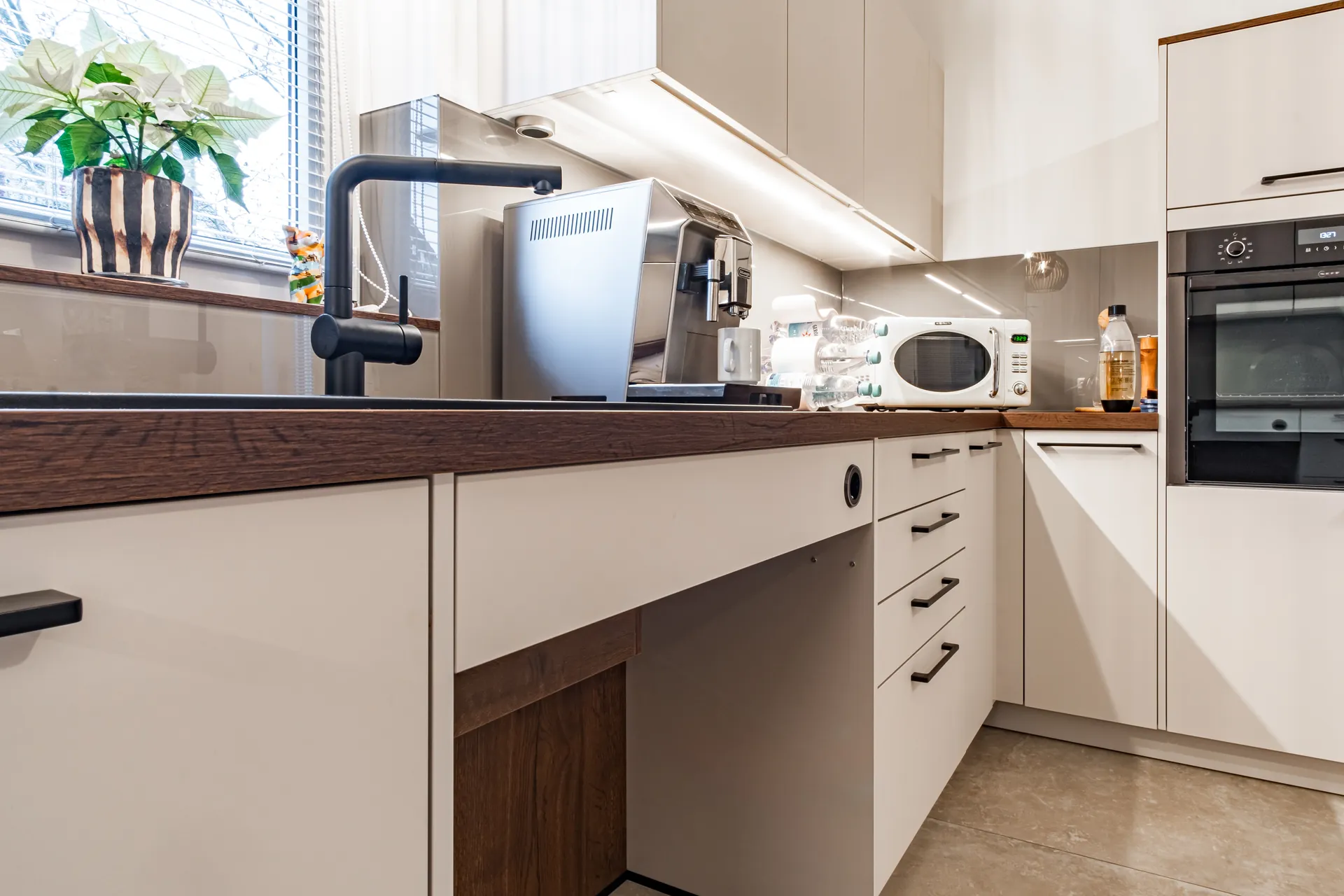 Designküche in U-Form – Holz, Glas und Keramik mit Bora