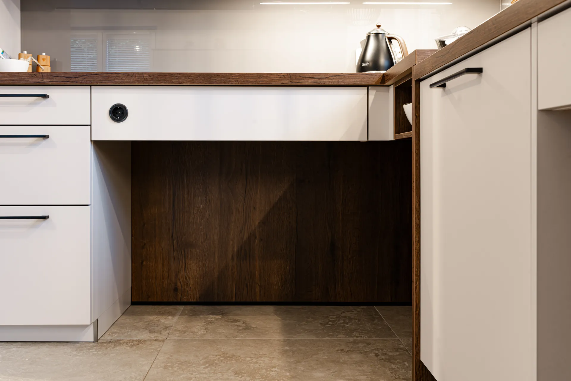 Designküche in U-Form – Holz, Glas und Keramik mit Bora