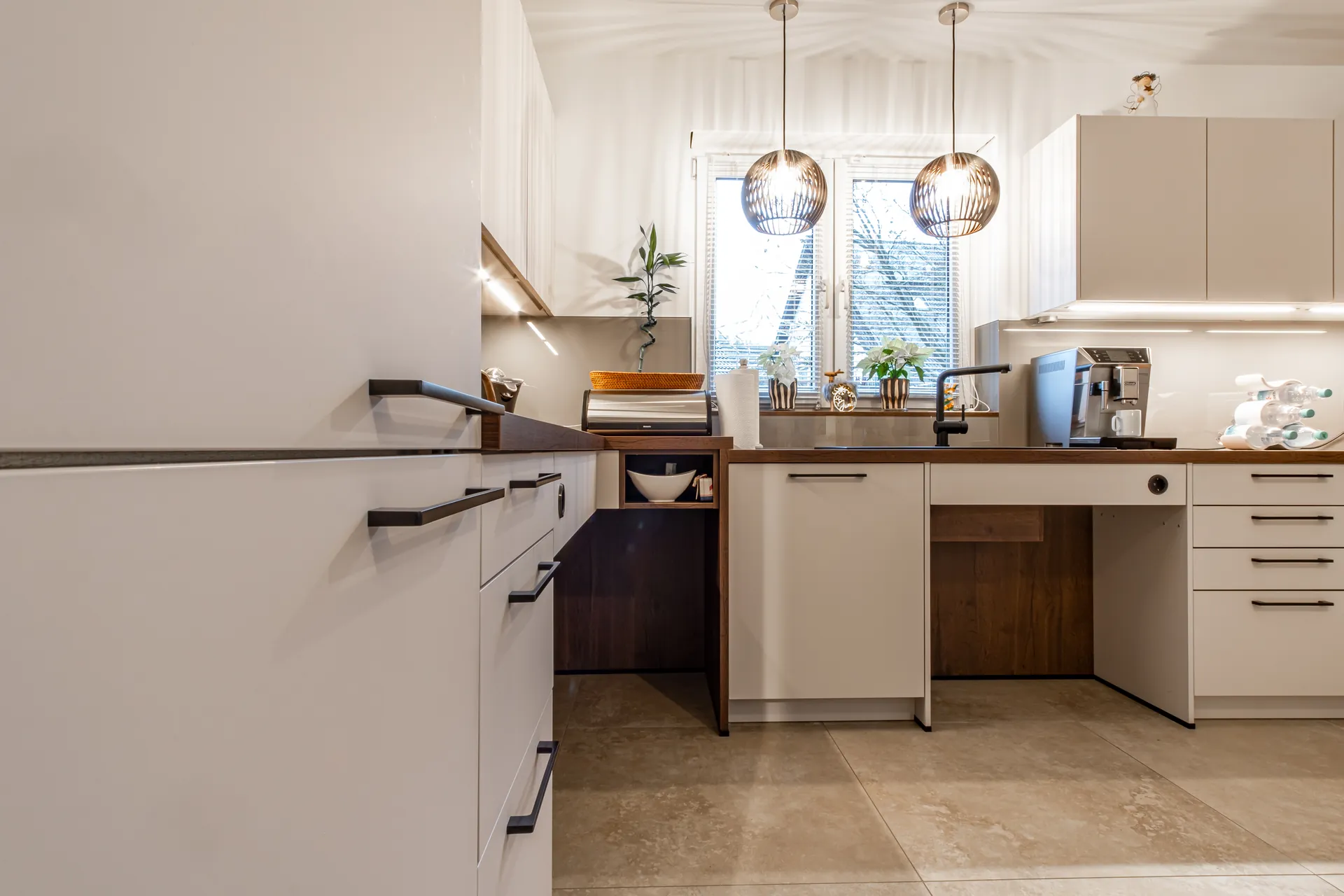 Designküche in U-Form – Holz, Glas und Keramik mit Bora