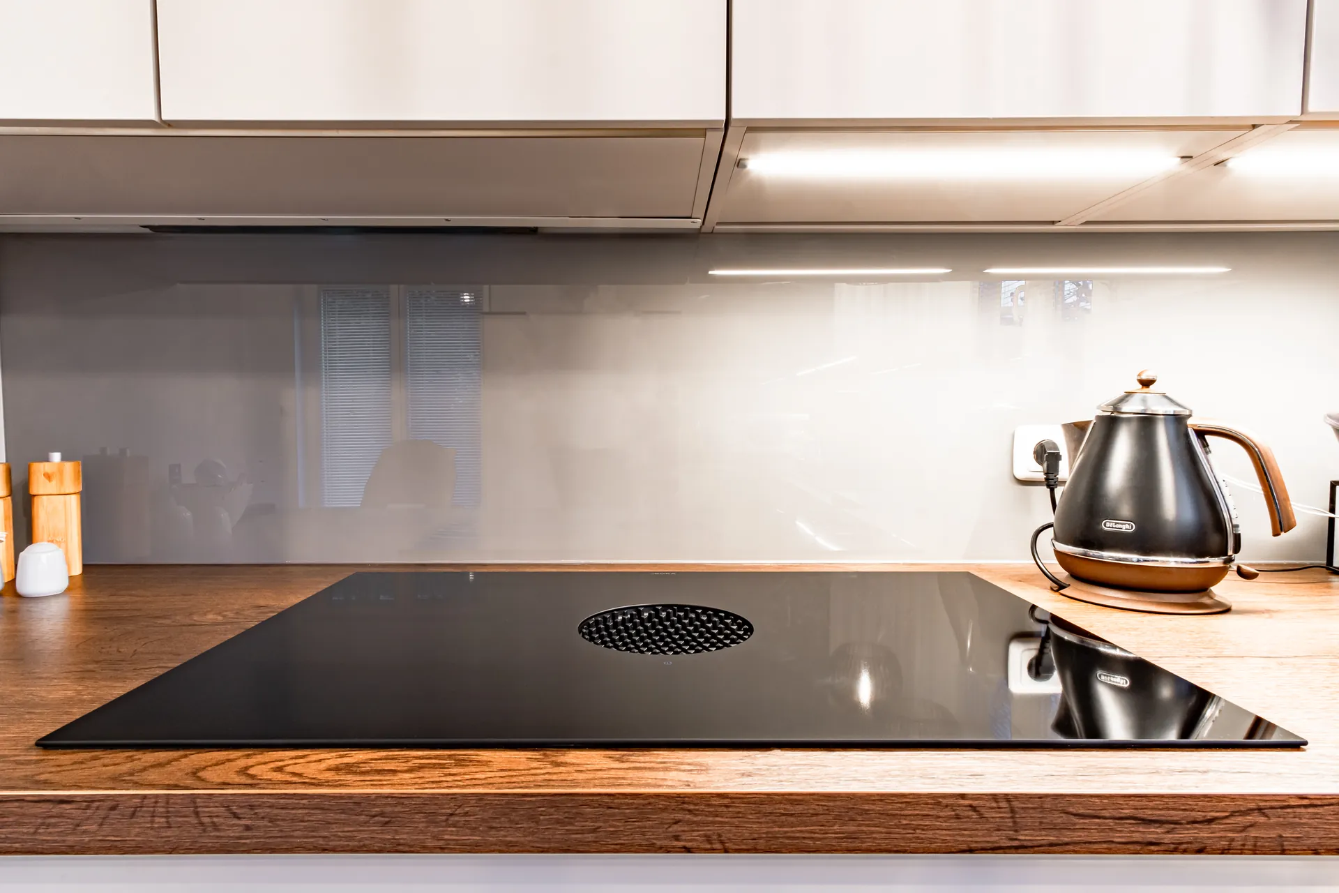 Designküche in U-Form – Holz, Glas und Keramik mit Bora