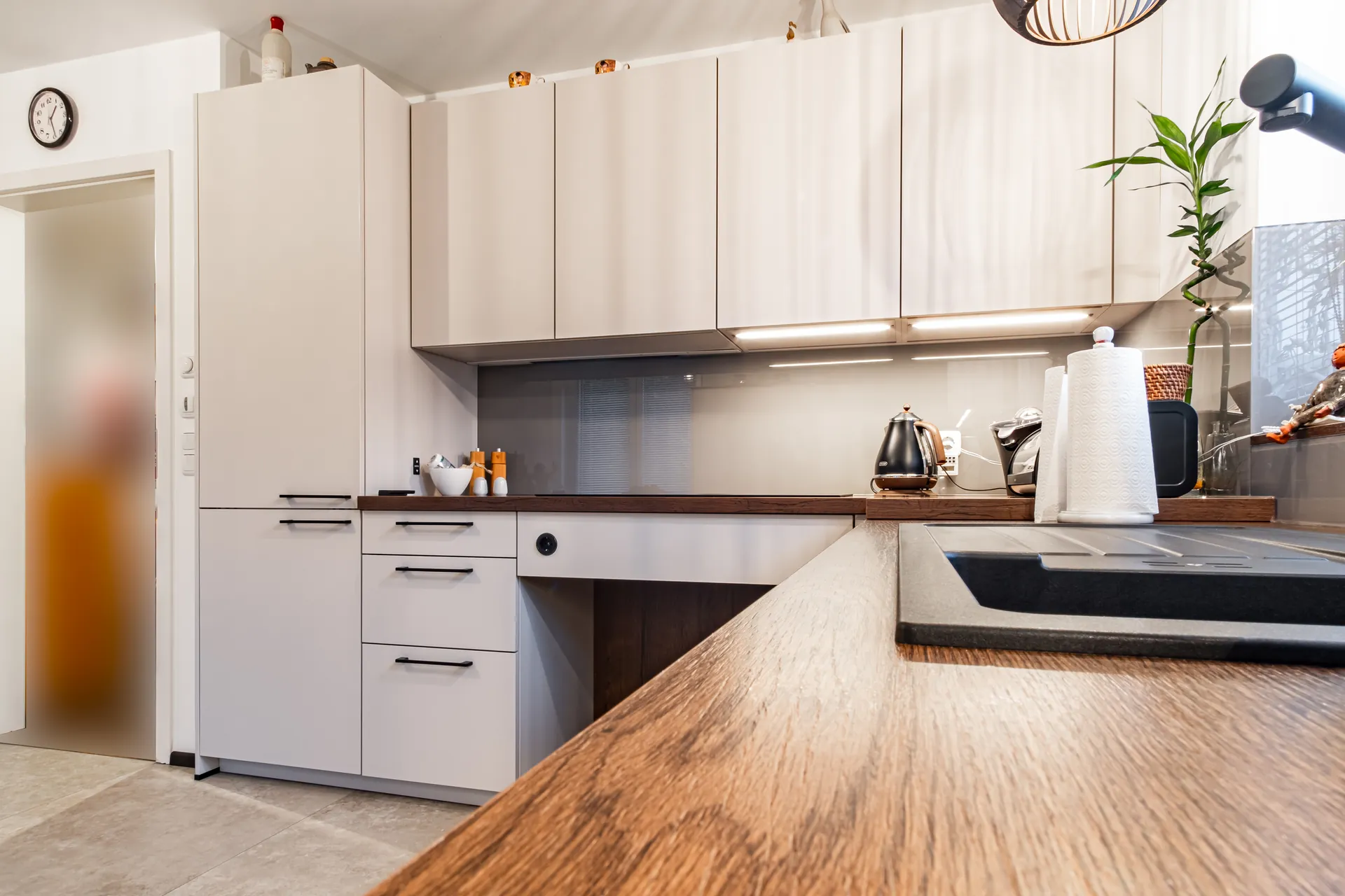 Designküche in U-Form – Holz, Glas und Keramik mit Bora
