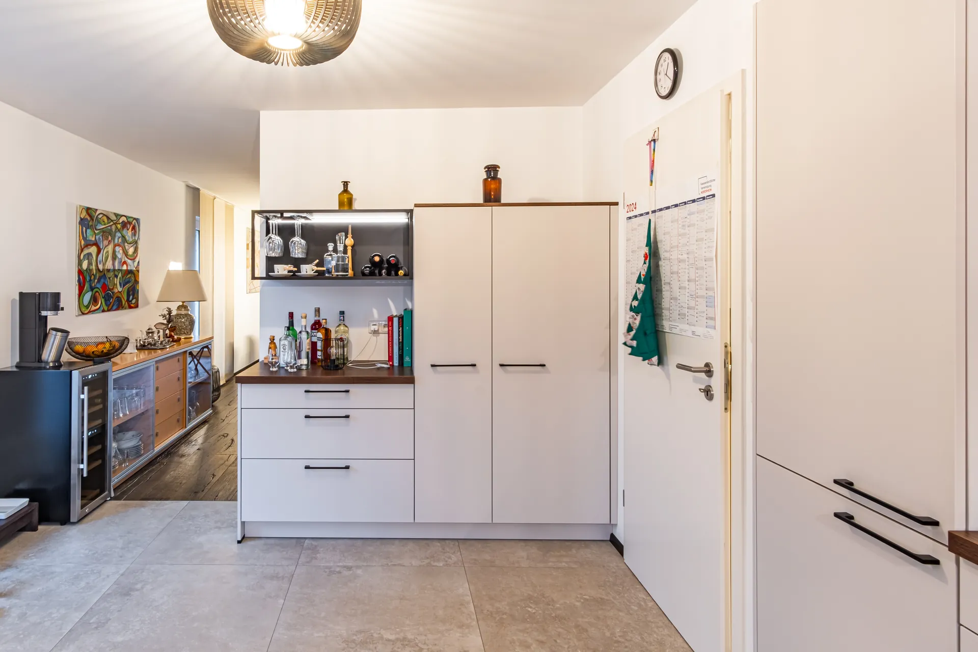 Designküche in U-Form – Holz, Glas und Keramik mit Bora