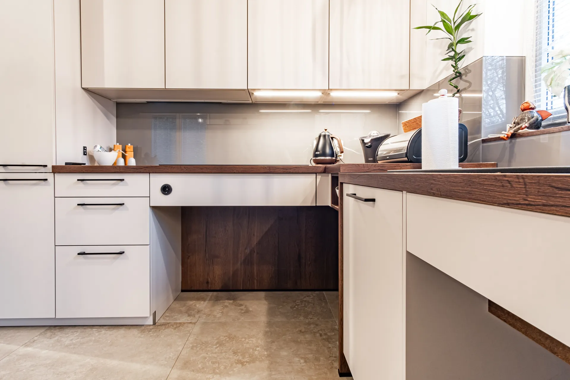 Designküche in U-Form – Holz, Glas und Keramik mit Bora