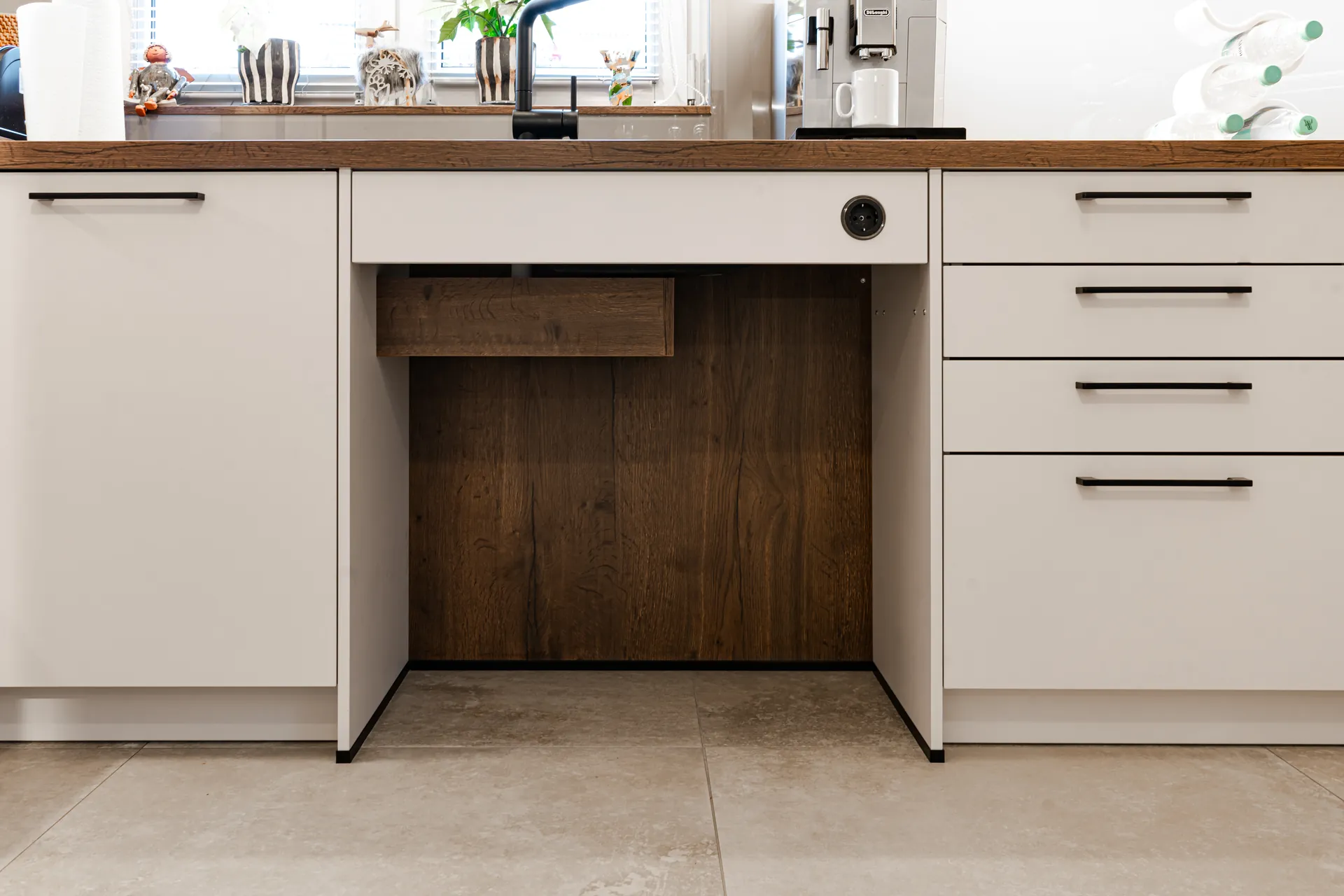Designküche in U-Form – Holz, Glas und Keramik mit Bora
