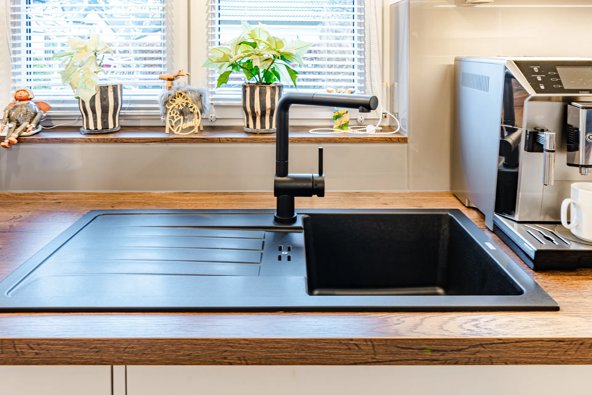 Designküche in U-Form – Holz, Glas und Keramik mit Bora