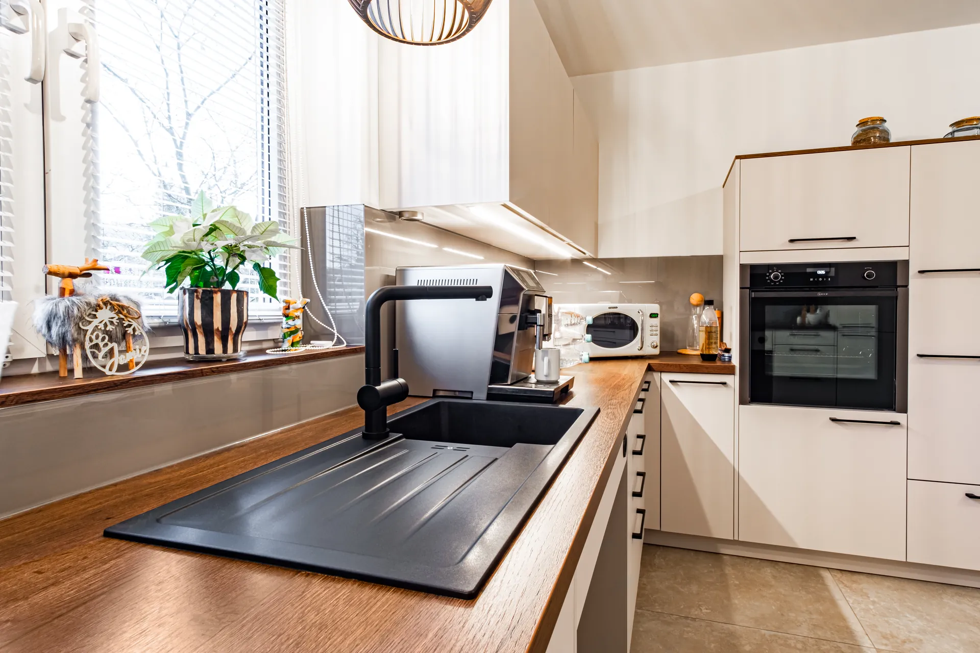 Designküche in U-Form – Holz, Glas und Keramik mit Bora
