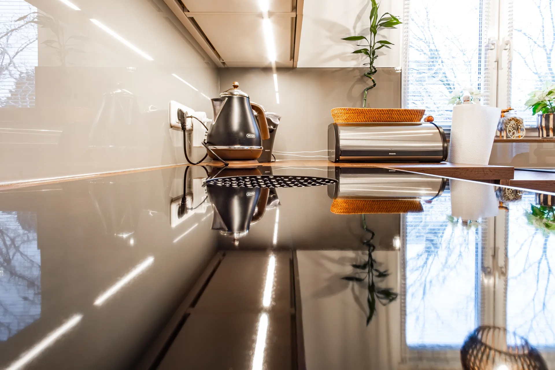 Designküche in U-Form – Holz, Glas und Keramik mit Bora